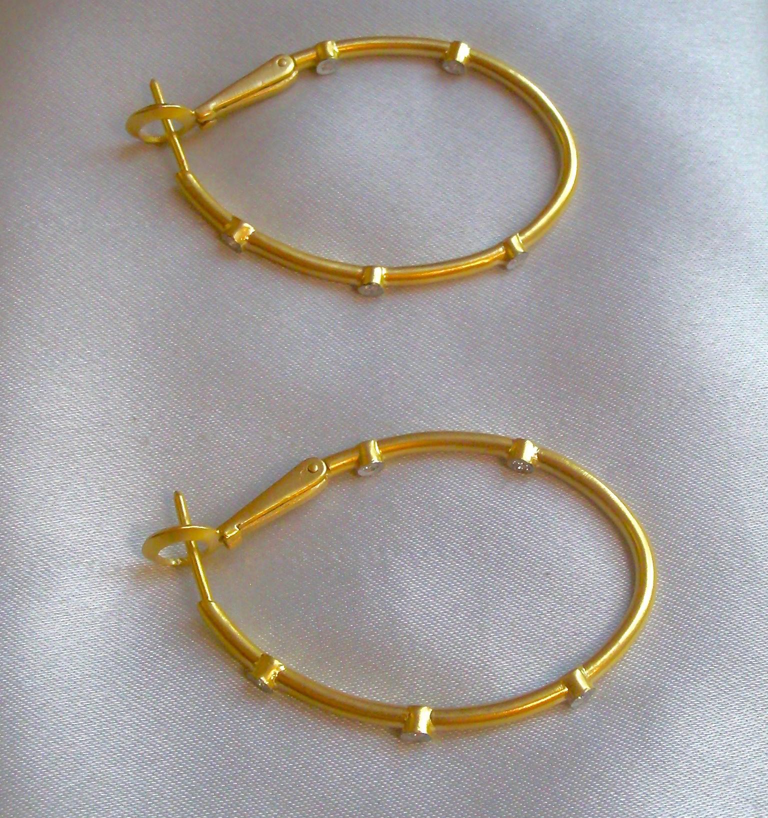 Brilliant Cut 18k Gold & Diamond Hoop Earrings For Sale