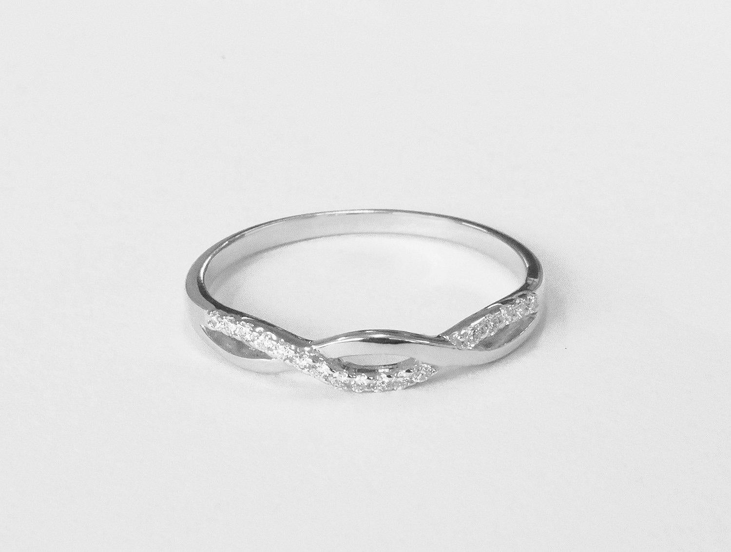 For Sale:  18k Gold Diamond Infinity Band Wedding Ring 4