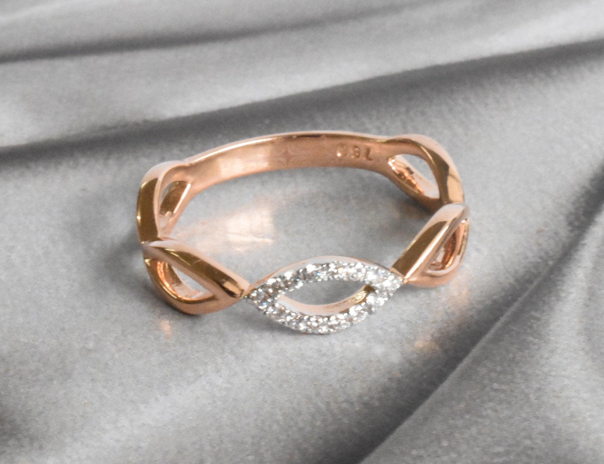 En vente :  Bague de mariage à anneau torsadé en or 18 carats avec diamants 5