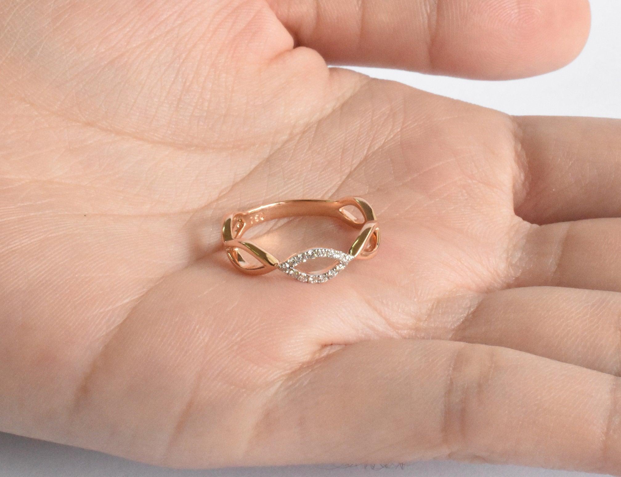 En vente :  Bague de mariage à anneau torsadé en or 18 carats avec diamants 8