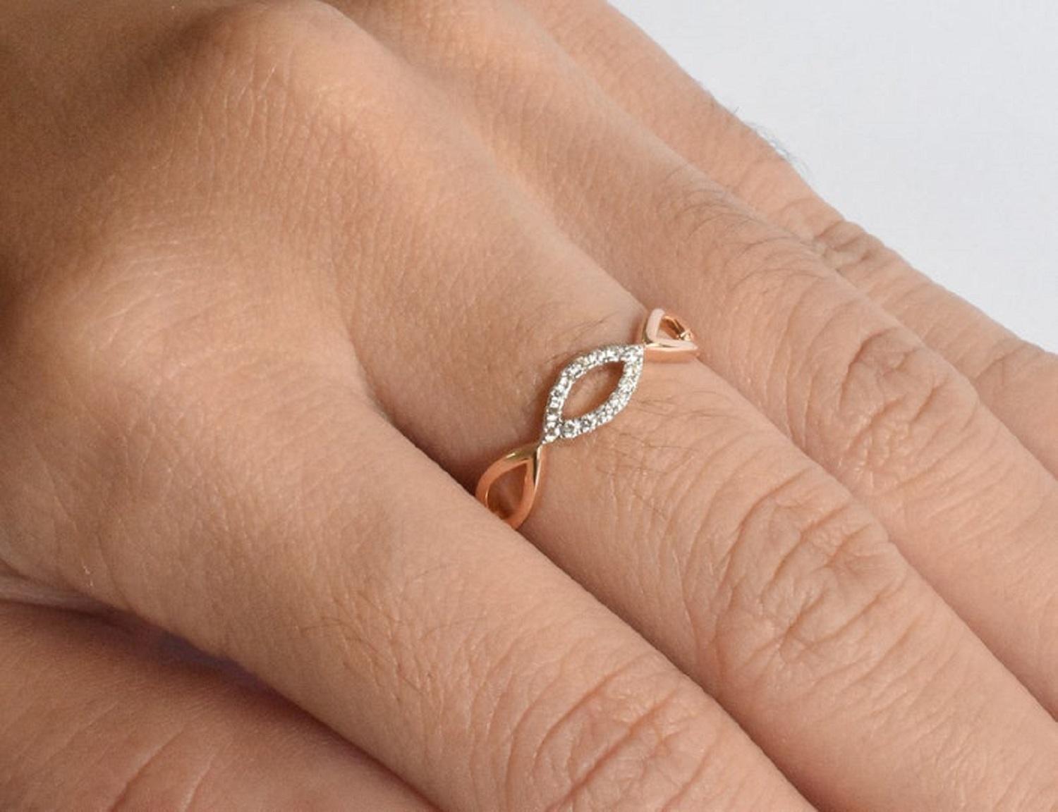 En vente :  Bague de mariage à anneau torsadé en or 18 carats avec diamants 9