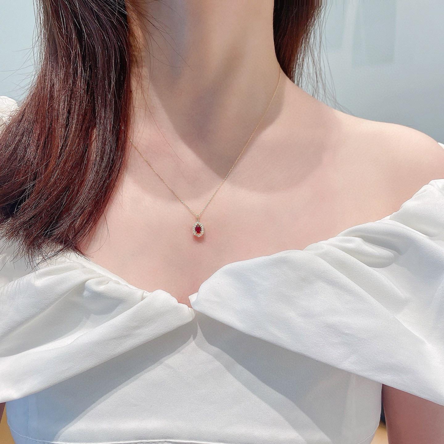 Moderno Collana in oro 18K con diamanti e rubini ovali in vendita