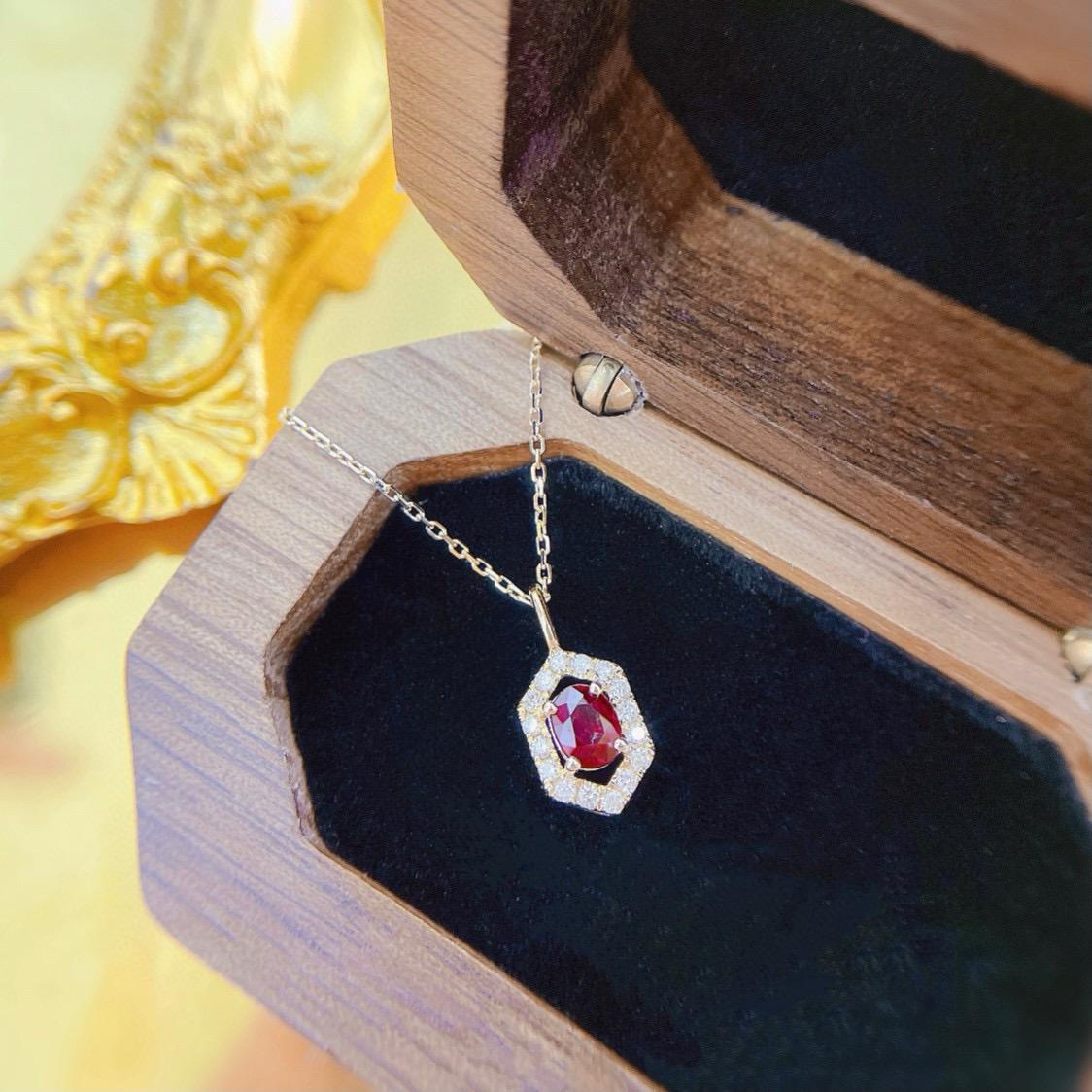 Taglio ovale Collana in oro 18K con diamanti e rubini ovali in vendita