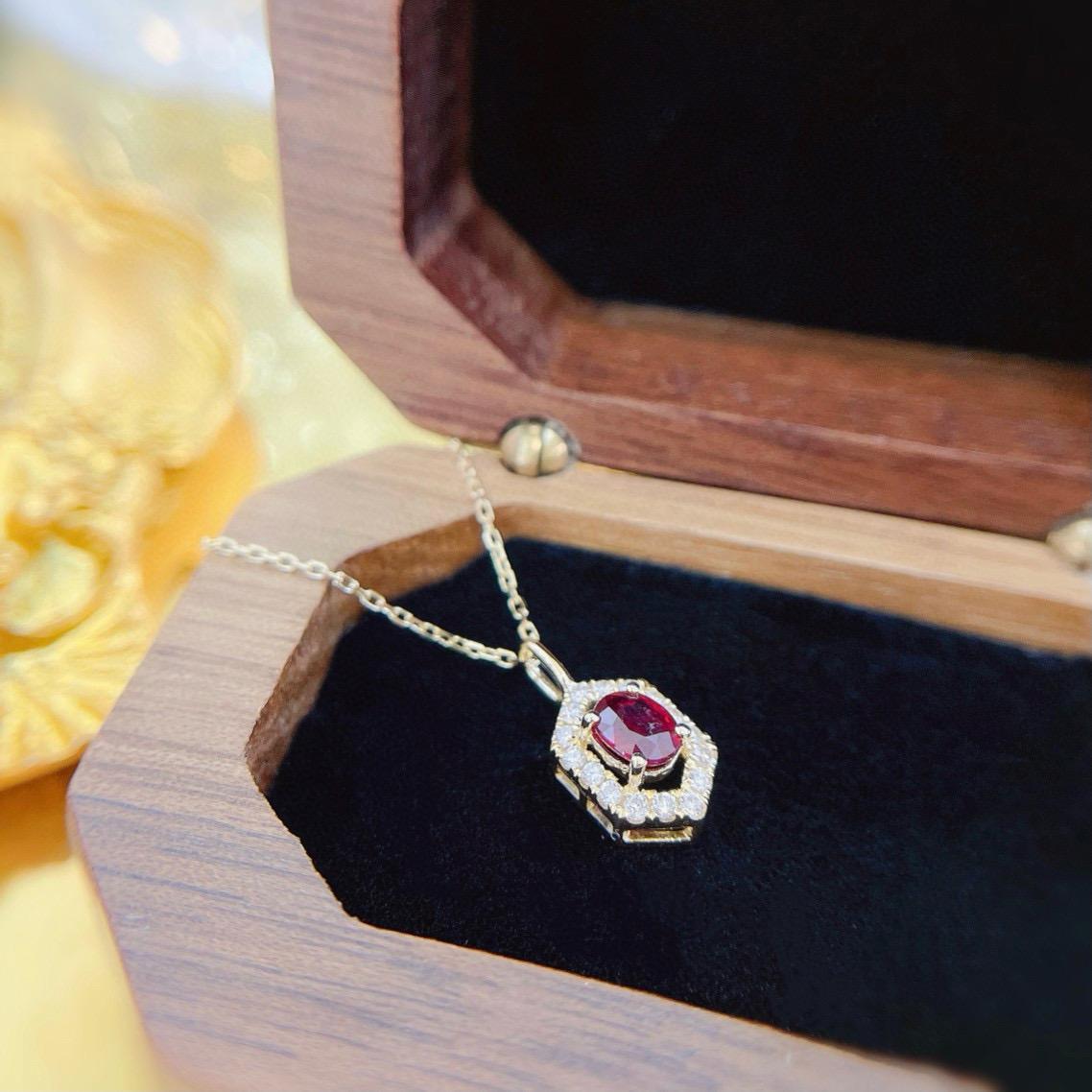 Collana in oro 18K con diamanti e rubini ovali In condizioni Nuovo in vendita a Kowloon, HK