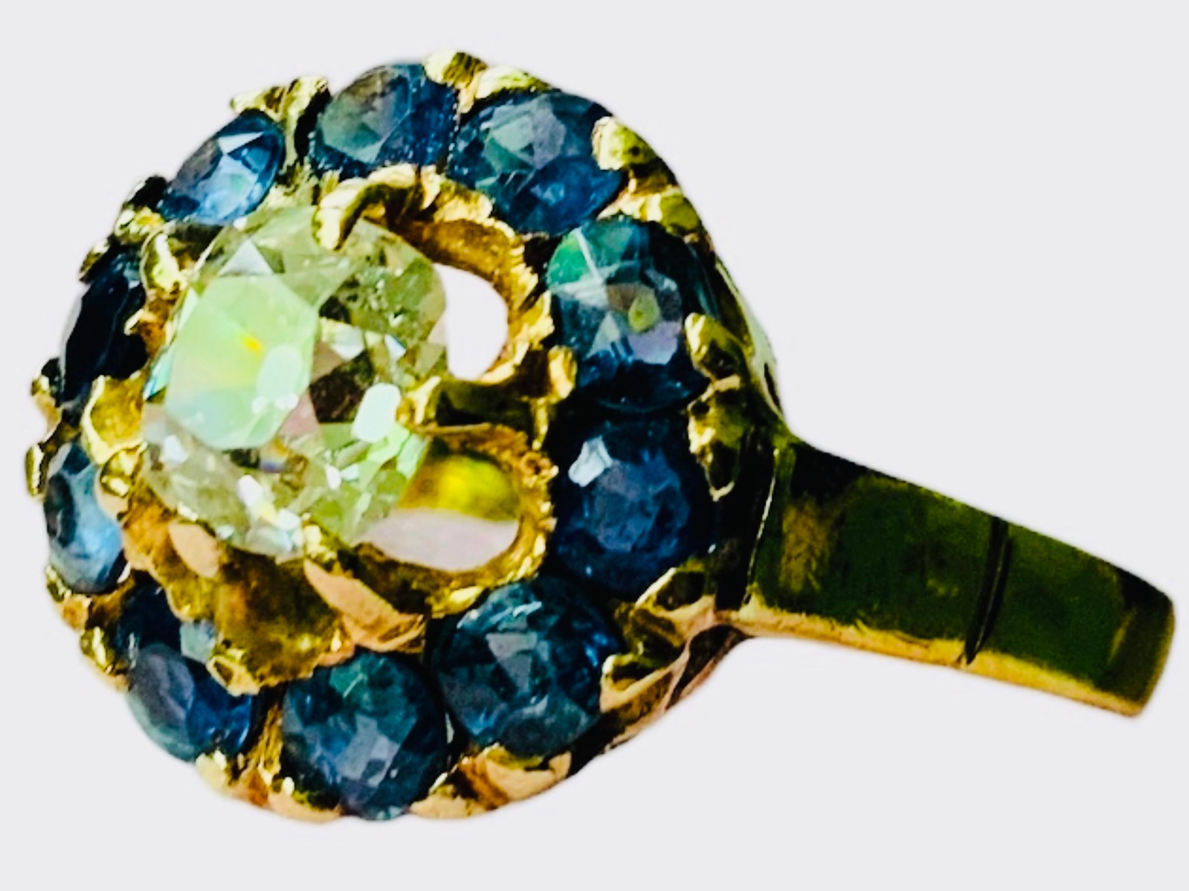 Taglio vecchia miniera Anello a grappolo con diamante e iolite in oro 18k in vendita
