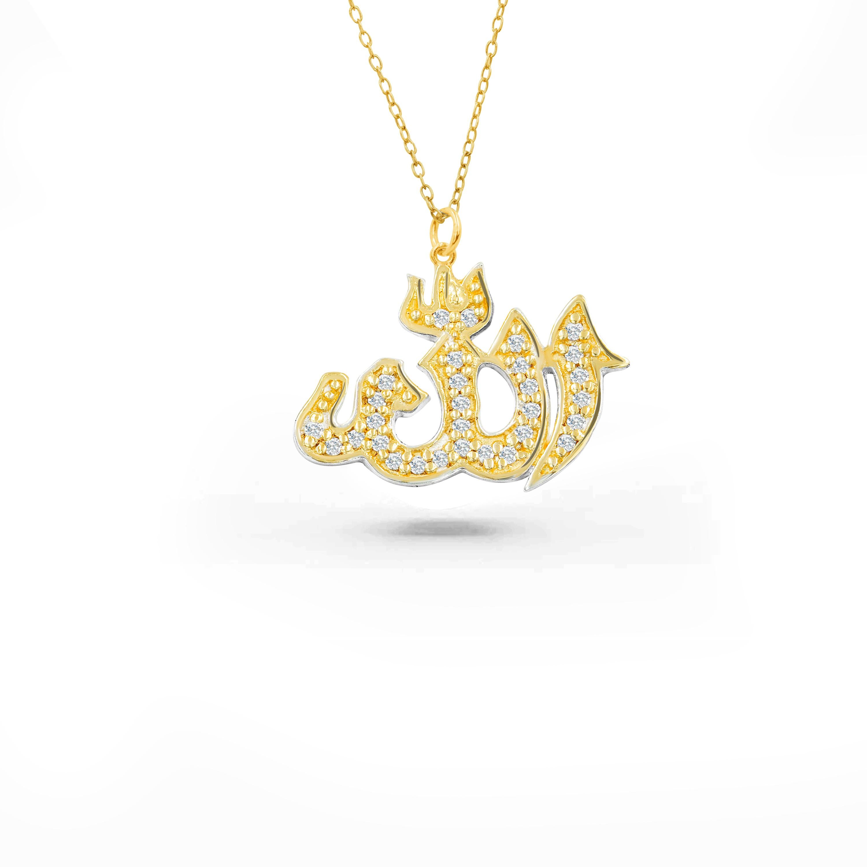 La collana di diamanti Allah, realizzata a mano, è una collana perfetta da indossare tutti i giorni per portare pace interiore e spiritualità. Questa bellissima collana religiosa di Allah è un pezzo forte realizzato in Thailandia con amore e cura.