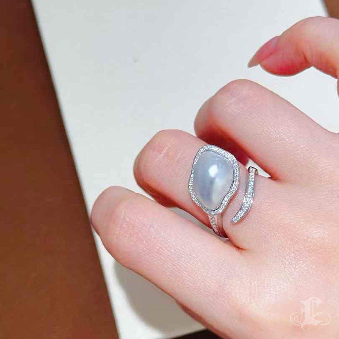 Step into the world of sophistication with this breathtaking oversized Keshi pearl ring. Featuring a luminous, natural Keshi pearl, known for its organic, non-nucleated form and iridescent glow, this piece is a true masterpiece of nature and