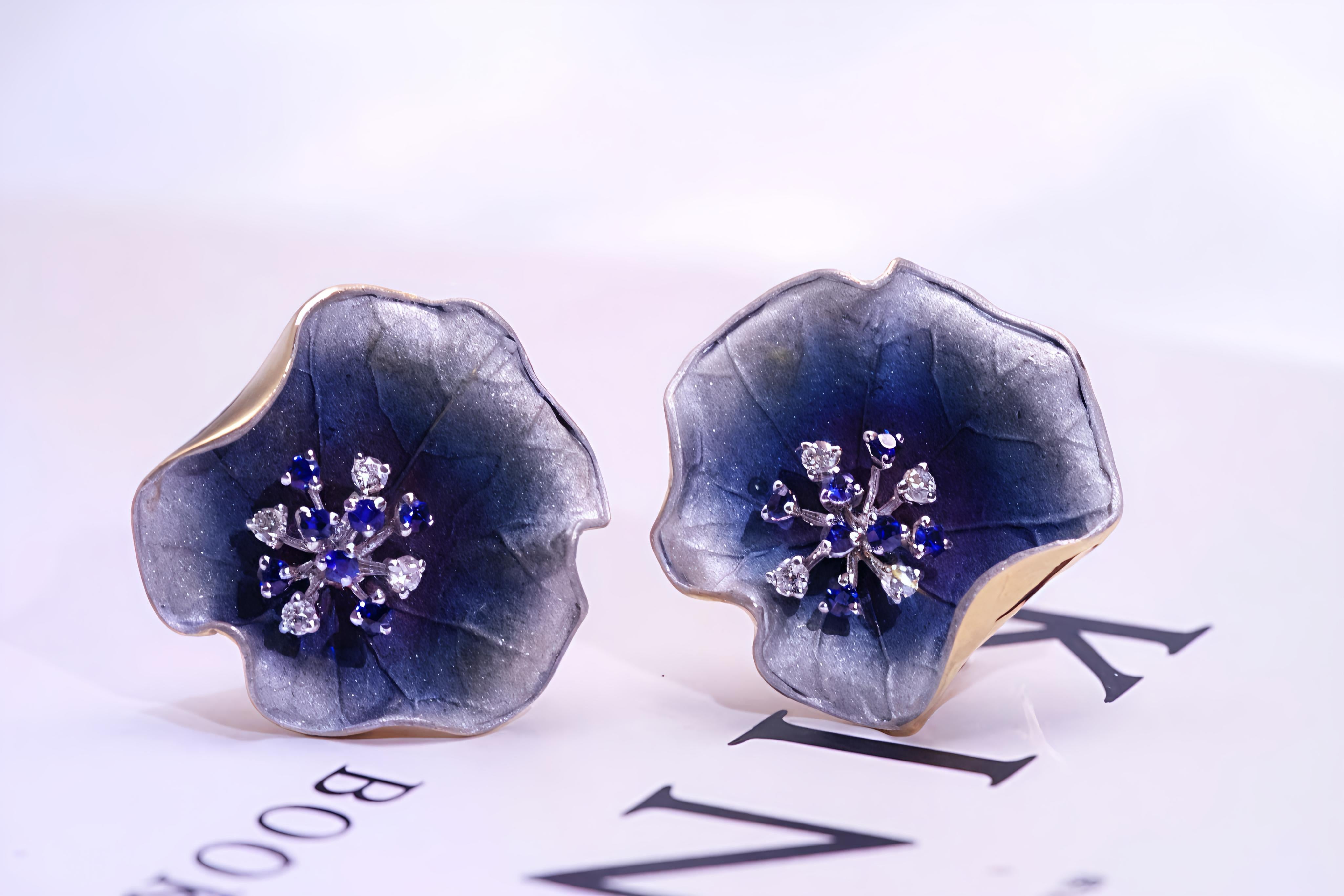 18K Gold Diamond Lotus Sapphire Earrings

--Sapphire
--Diamond- 0.202 CT
--Total Weight - 5.660 GM

These 18K gold earrings are designed in the shape of lotus flowers. The petals showcase a beautiful gradient from light to dark blue, with a glittery