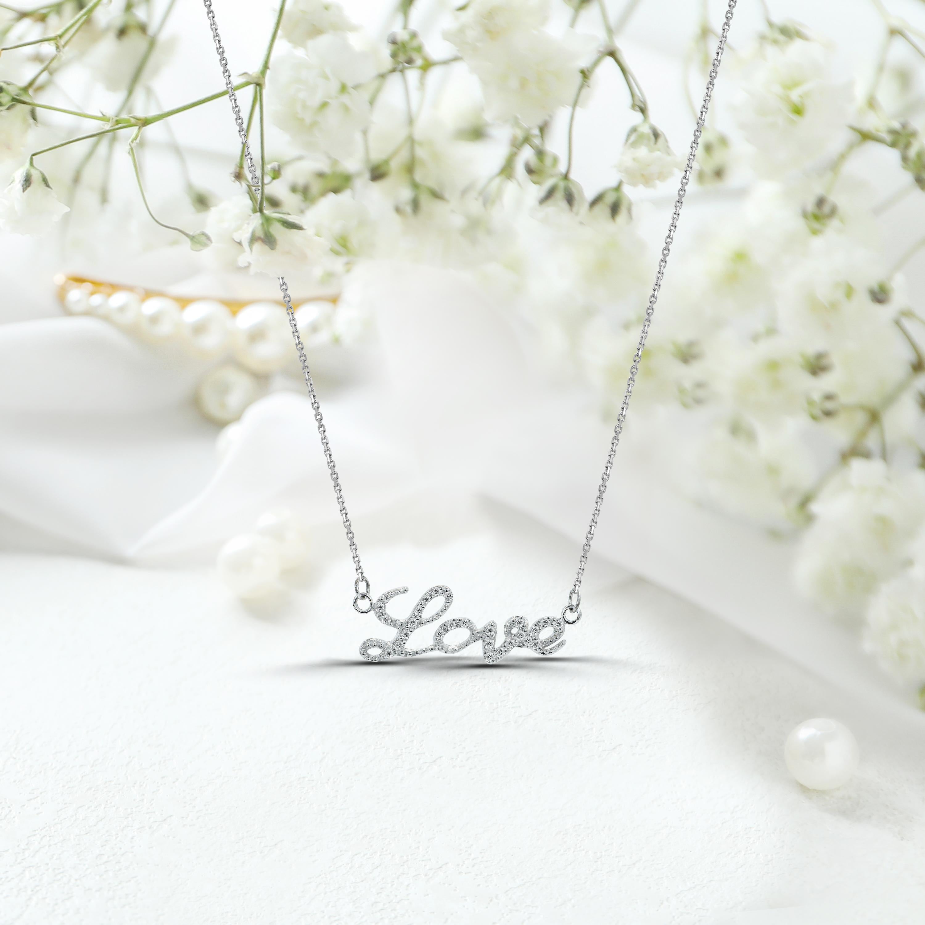 18k Gold Diamond Love Necklace Minimalist Dainty Necklace In New Condition For Sale In Bangkok, TH