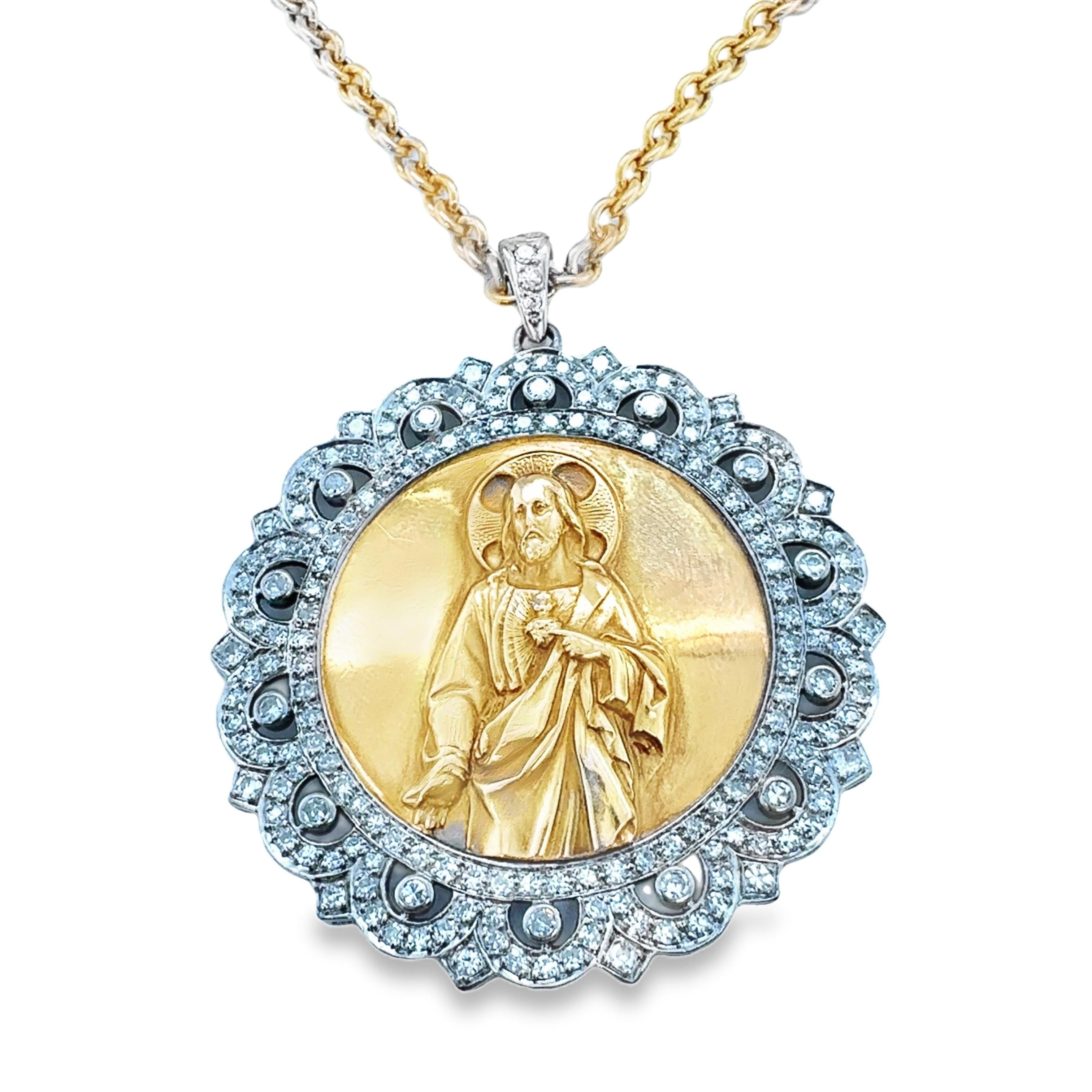 Questa collana audace e devozionale presenta un medaglione meticolosamente lavorato che raffigura il Sacro Cuore di Gesù in oro giallo 18 carati lucidato a specchio, in rilievo. L'immagine scolpita è incorniciata da un'aureola smerlata in oro bianco