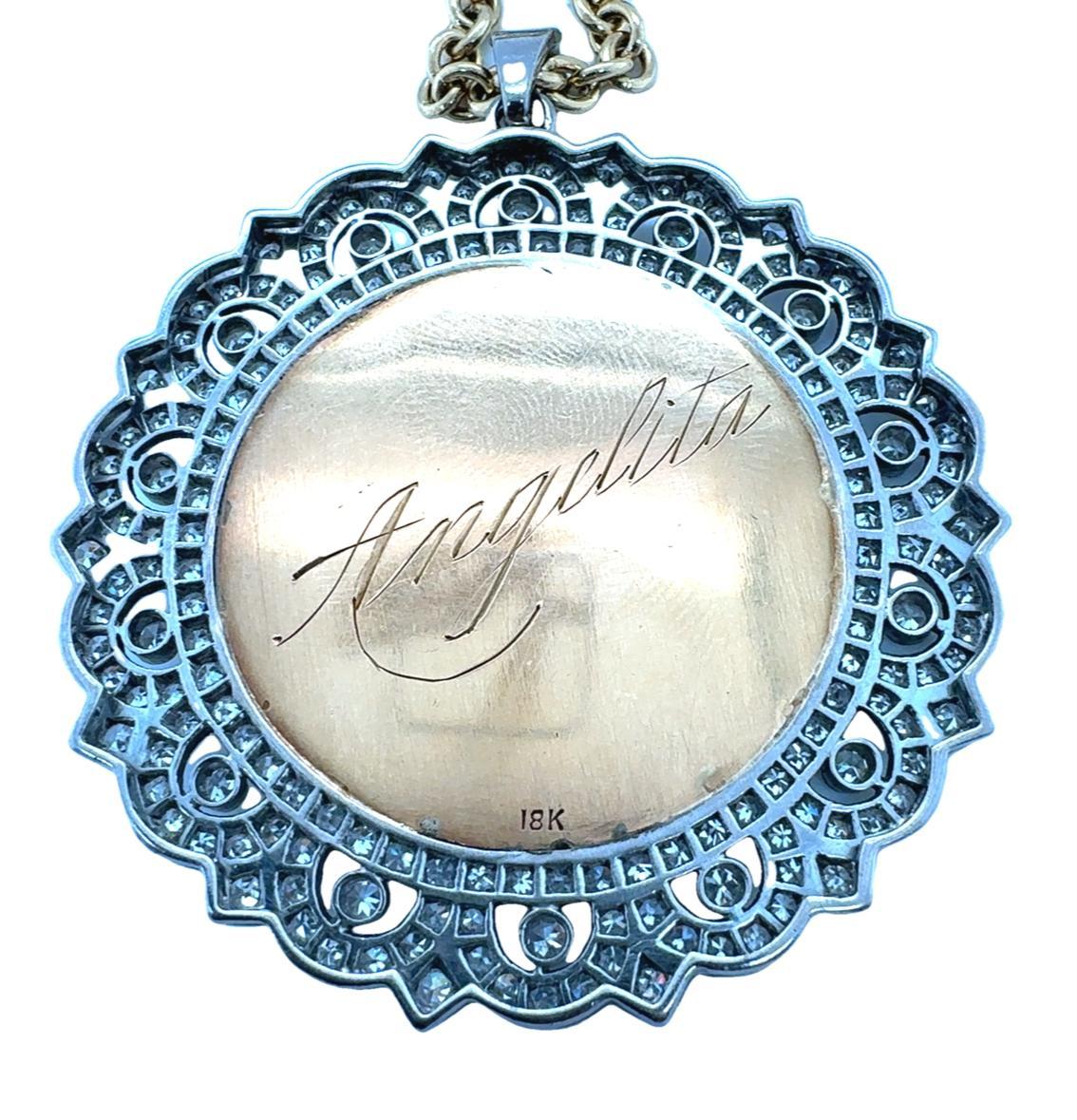 Taglio rotondo Ciondolo / Collana con medaglione di diamanti in oro 18K in vendita