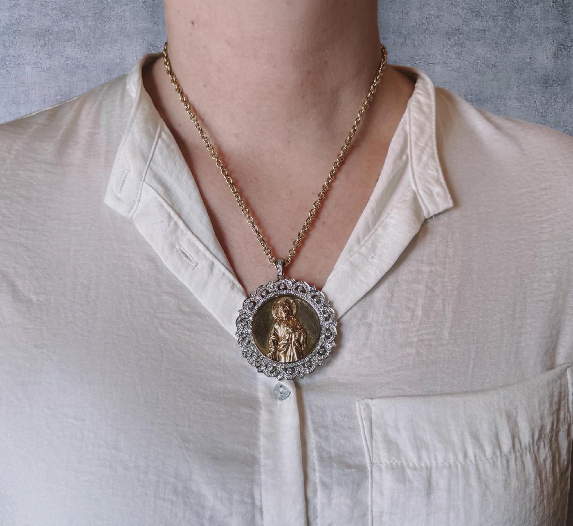 Donna Ciondolo / Collana con medaglione di diamanti in oro 18K in vendita