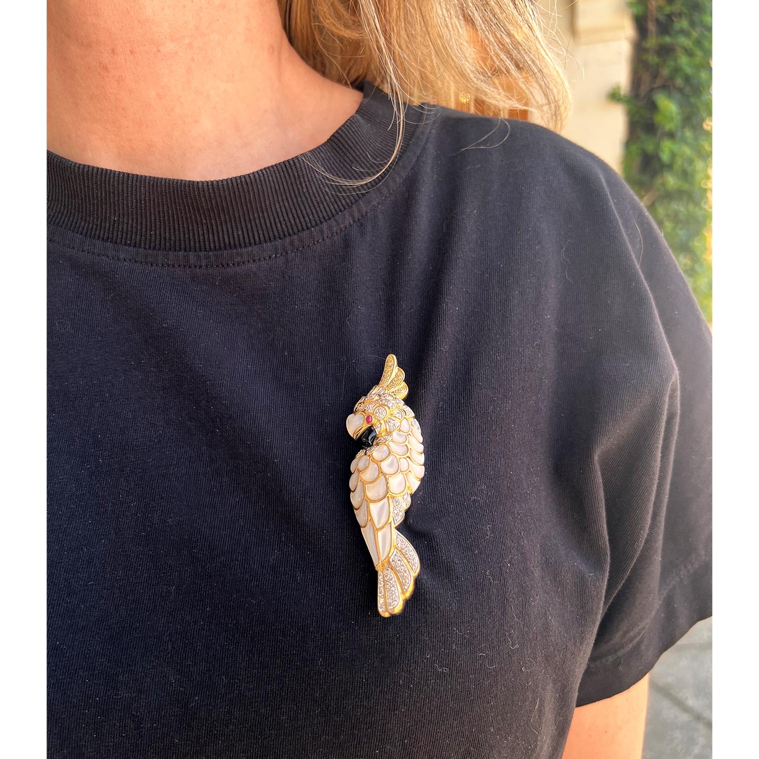 18k Gold Diamond Mother-of-Pearl Cockatoo Pendant Brooch In Excellent Condition In Palm Beach, FL
