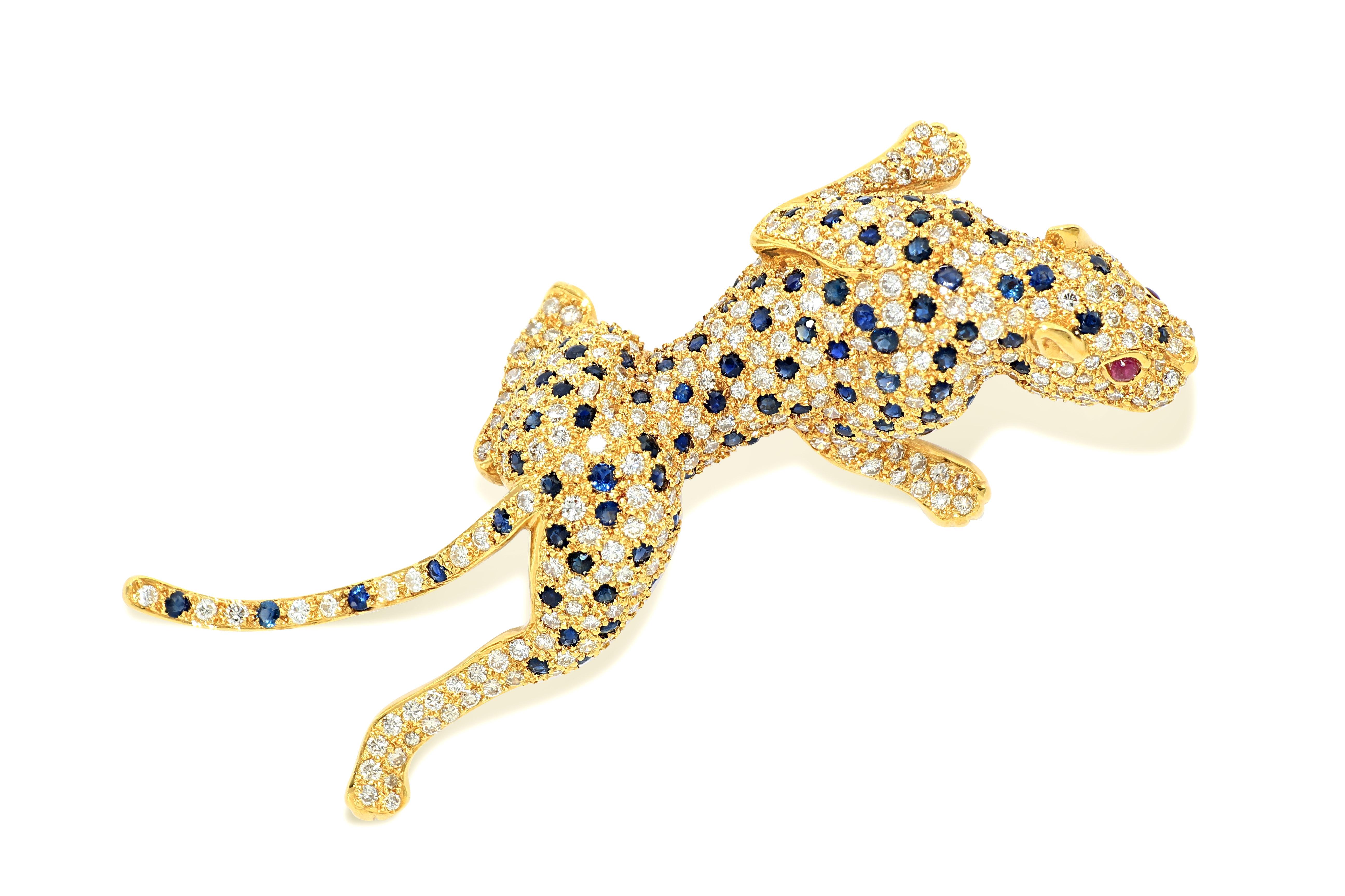 18K Gold Diamond Panther Brooch with Sapphires and Rubies  In New Condition For Sale In Macau, MO