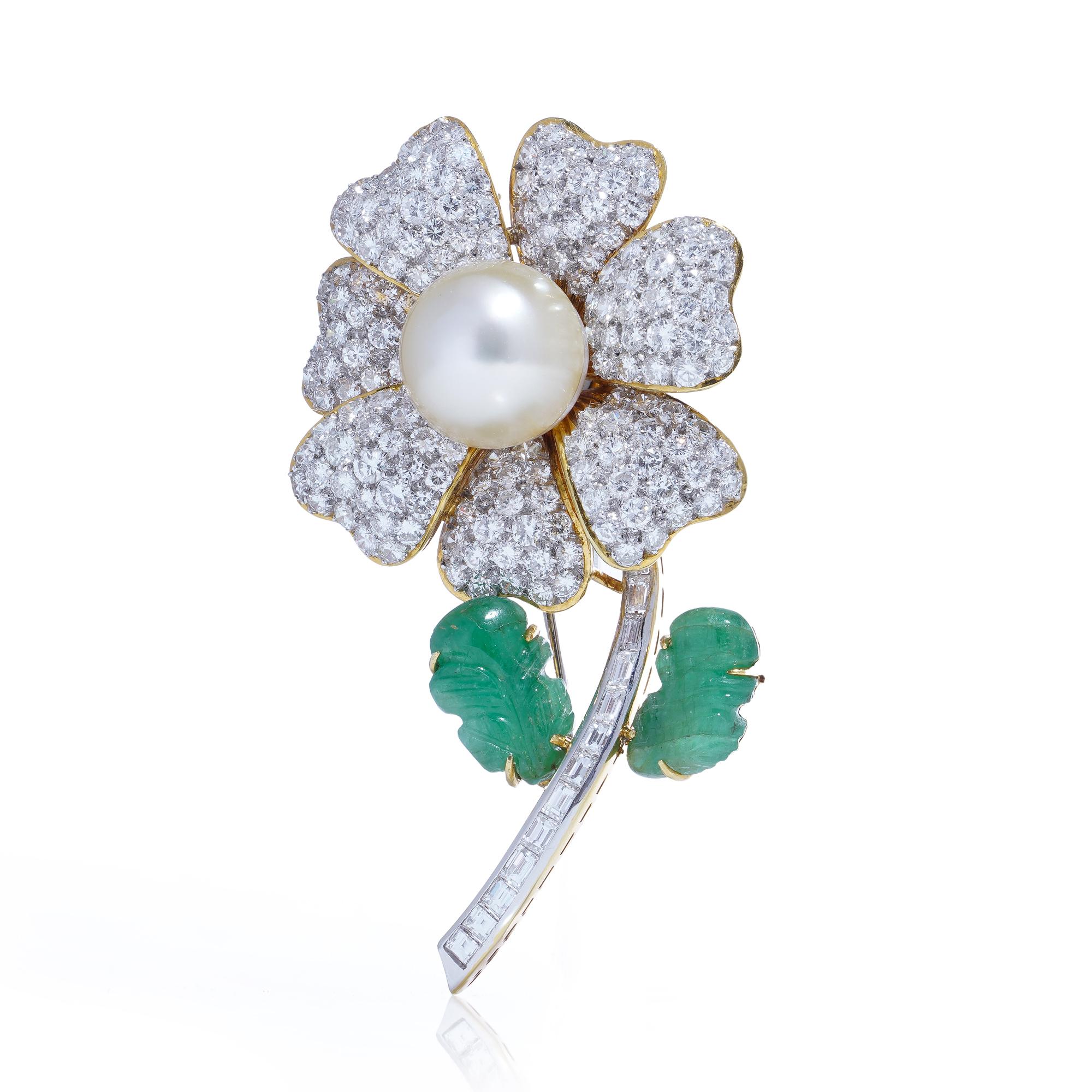 Spilla a fiore in oro 18 carati con diamanti, perle e smeraldi.
Marchio d'oro con marchio 750.

Una splendida spilla floreale realizzata in oro giallo 18 carati, con al centro una lucente perla coltivata circondata da diamanti taglio brillante