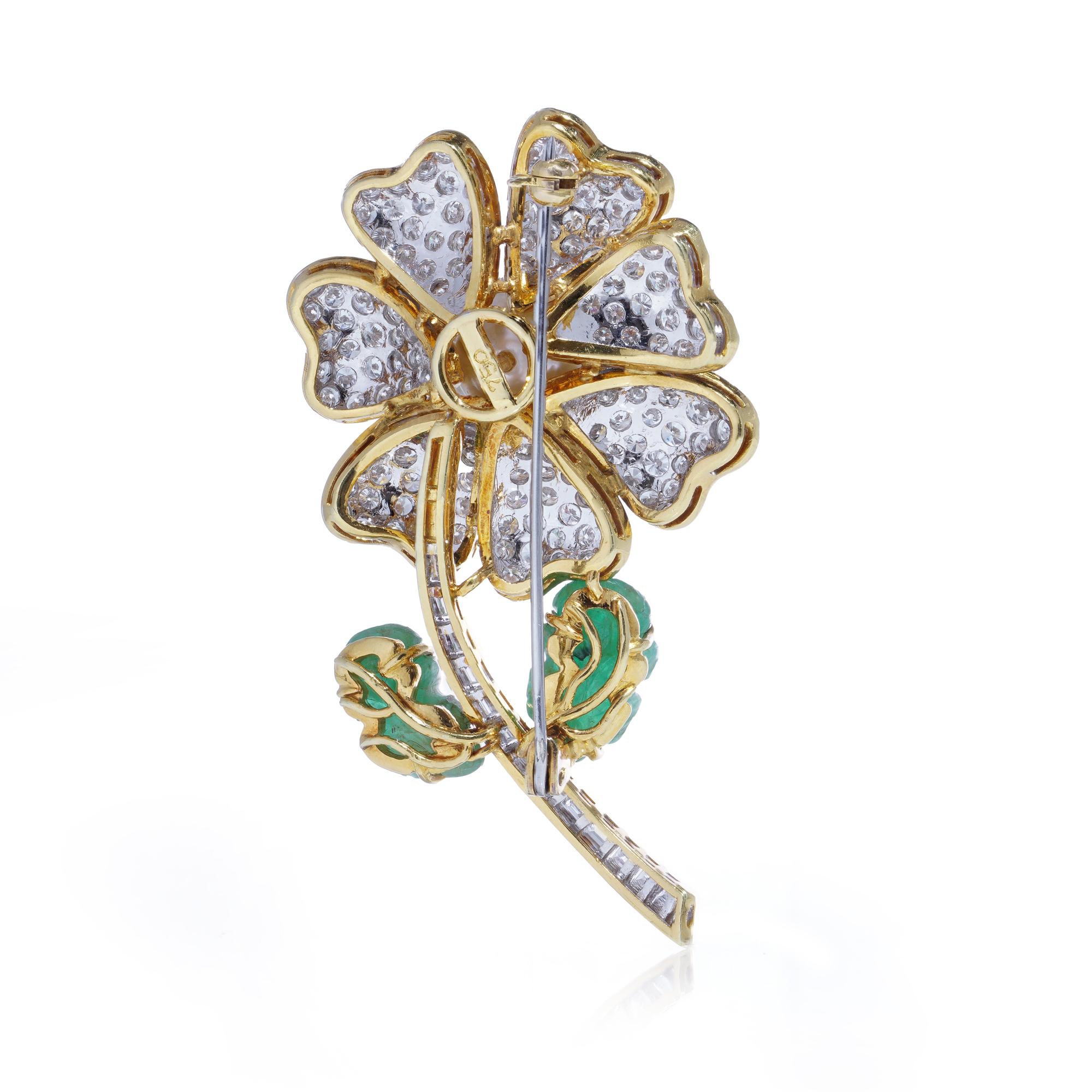 Spilla a fiore in oro 18 carati con diamanti, perle e smeraldi In condizioni buone in vendita a Braintree, GB