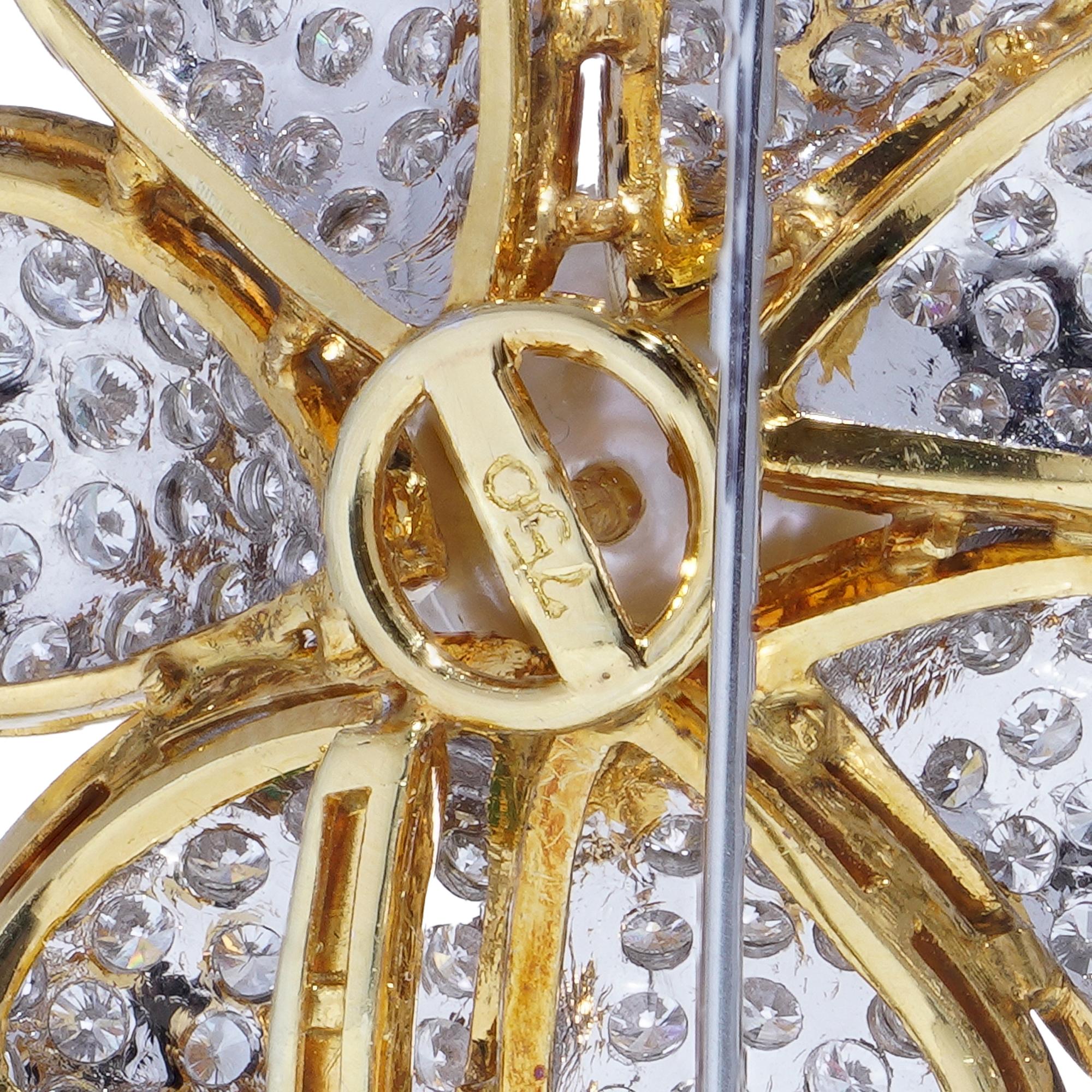 Spilla a fiore in oro 18 carati con diamanti, perle e smeraldi in vendita 4