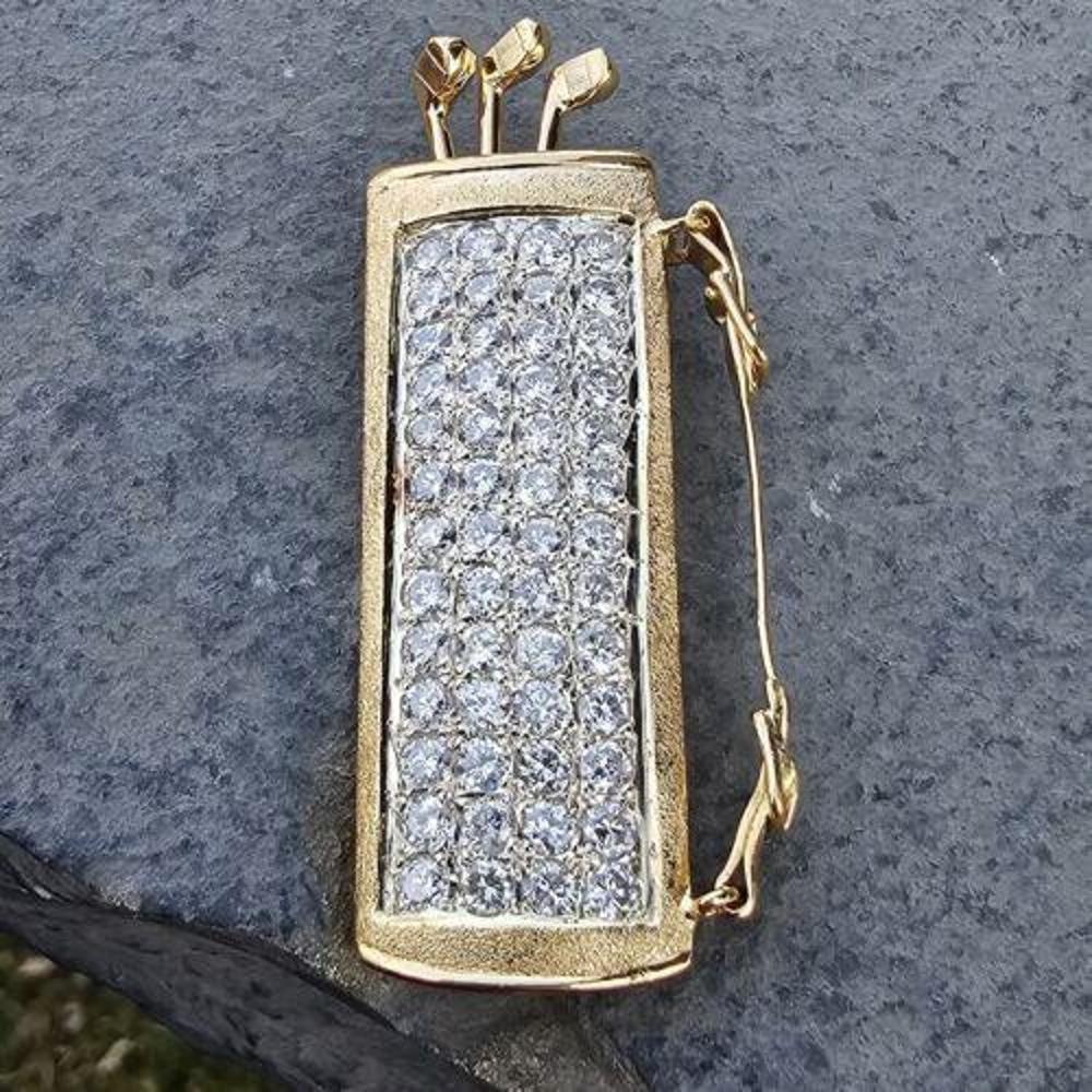 Dieser exquisite Anhänger ist ein atemberaubendes Schmuckstück für jeden Golfliebhaber. Er ist aus 18-karätigem Gold gefertigt und zeigt ein wunderschönes Design aus Golftasche und Schlägern, besetzt mit 5,2 Karat natürlichen Diamanten aus Erdminen