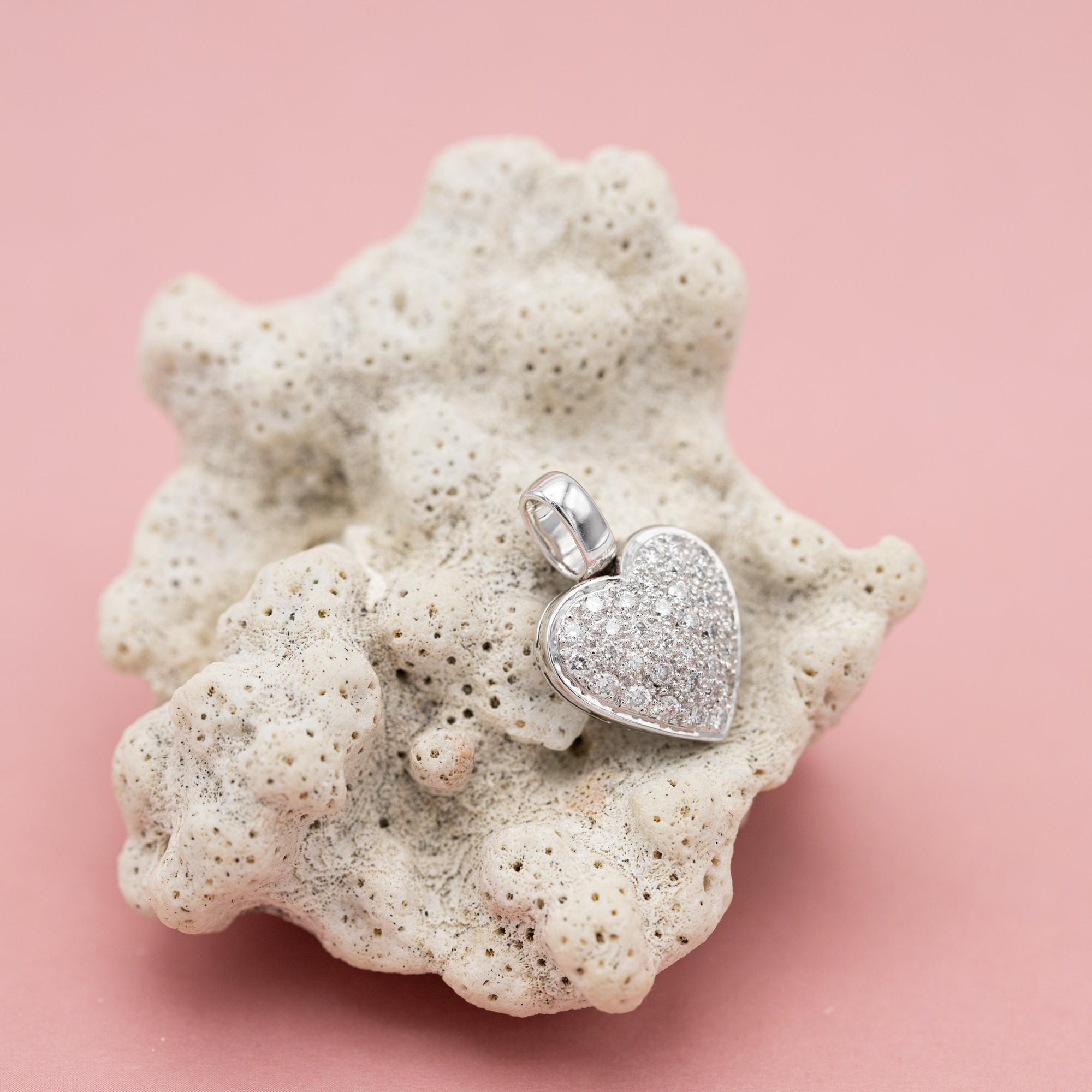 Nous vous proposons à la vente cette breloque d'amour élégante et scintillante. Cette breloque en diamant représente un magnifique cœur recouvert de 34 diamants taille unique étincelants. Ces diamants représentent environ 0,51 ct. Ce médaillon