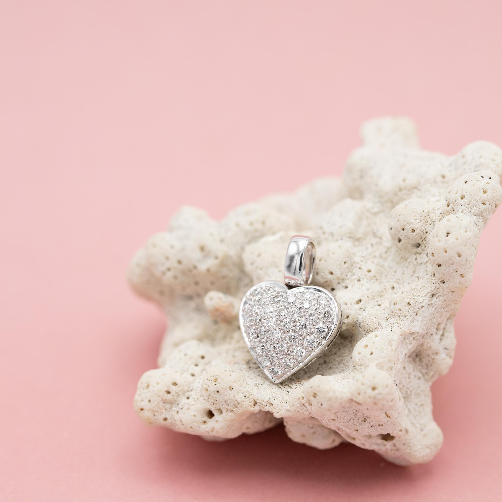 Brilliant Cut 18k gold diamond pendant - Vintage solid gold heart charm - Romantic gift For Sale