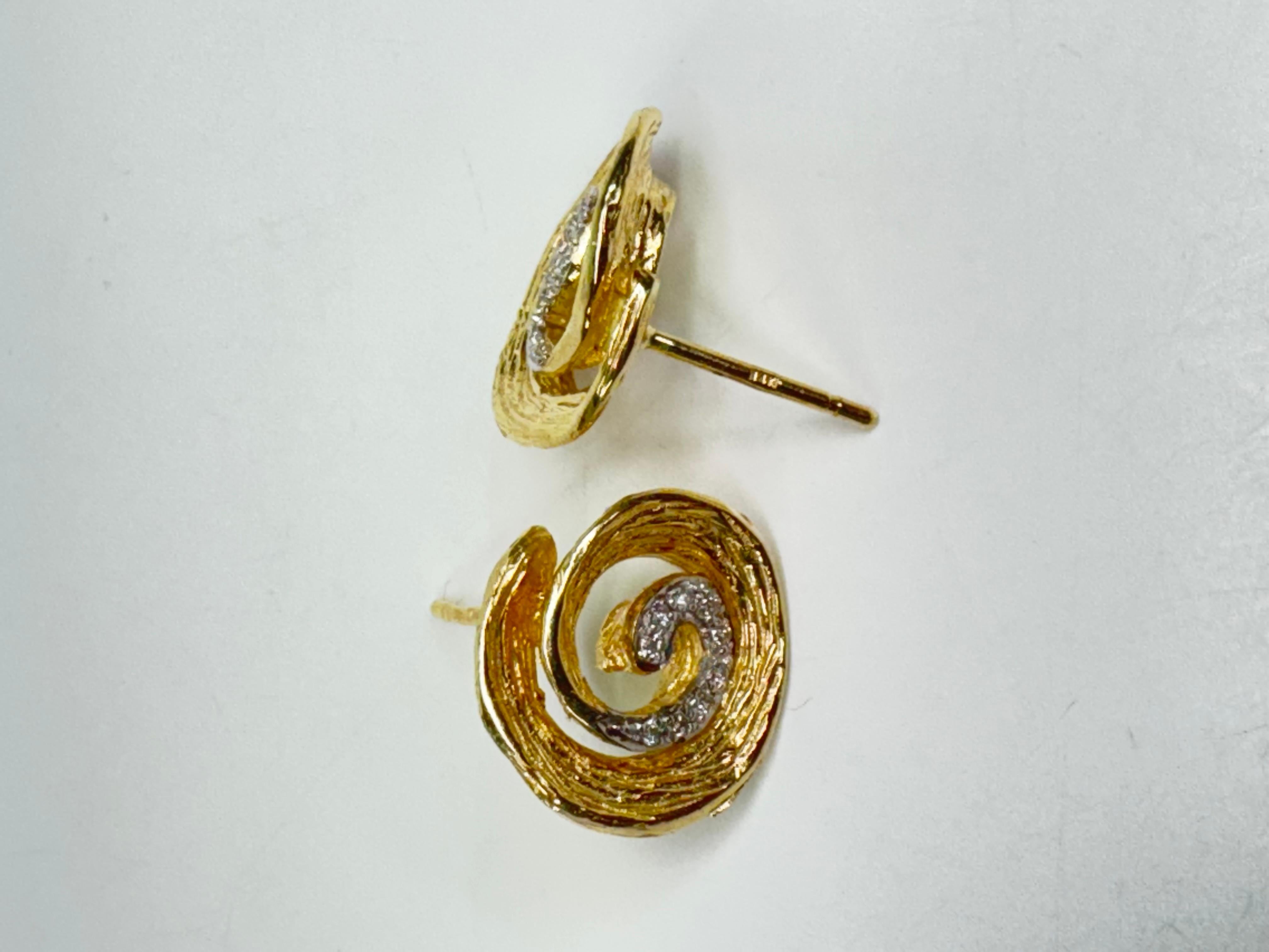 Round Cut 18k Gold Diamond Redgillite Studs Earrings For Sale