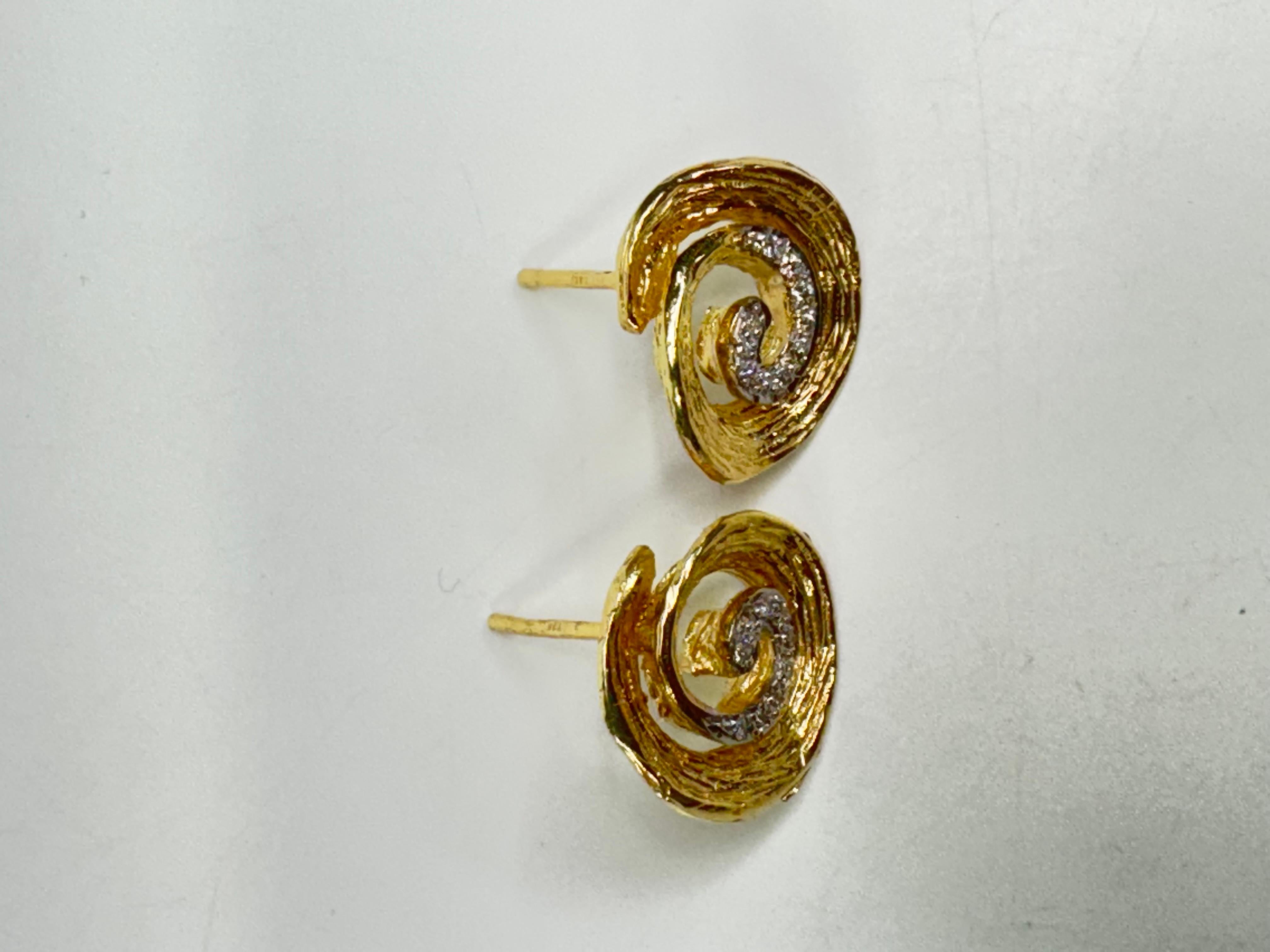 18k Gold Diamond Redgillite Studs Earrings In Good Condition For Sale In Palm Desert, CA