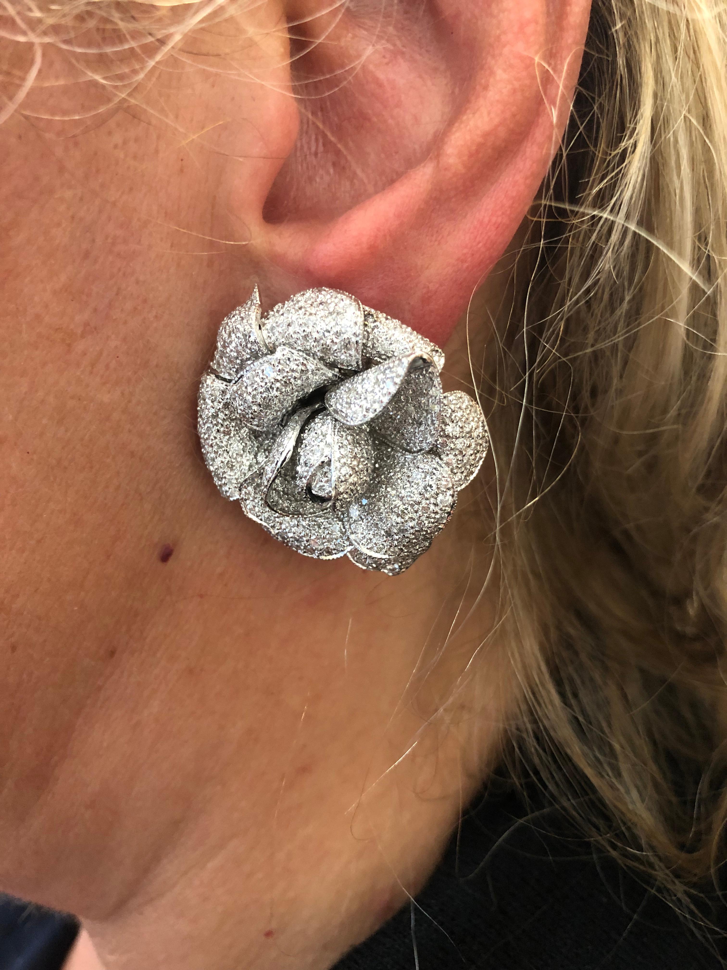 18K Gold Diamond Rose Earrings In Good Condition For Sale In New York, NY
