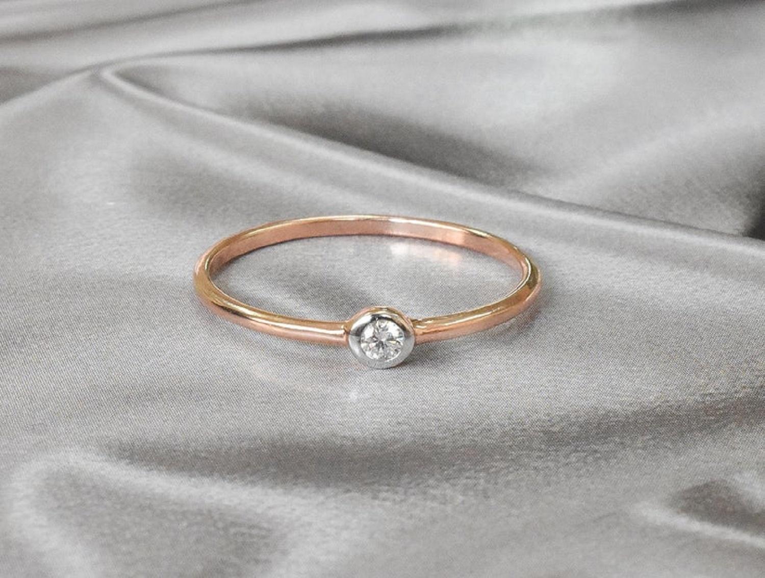 For Sale:  18k Gold Diamond Round Diamond Bezel Set Ring Diamond Solitaire Ring 2