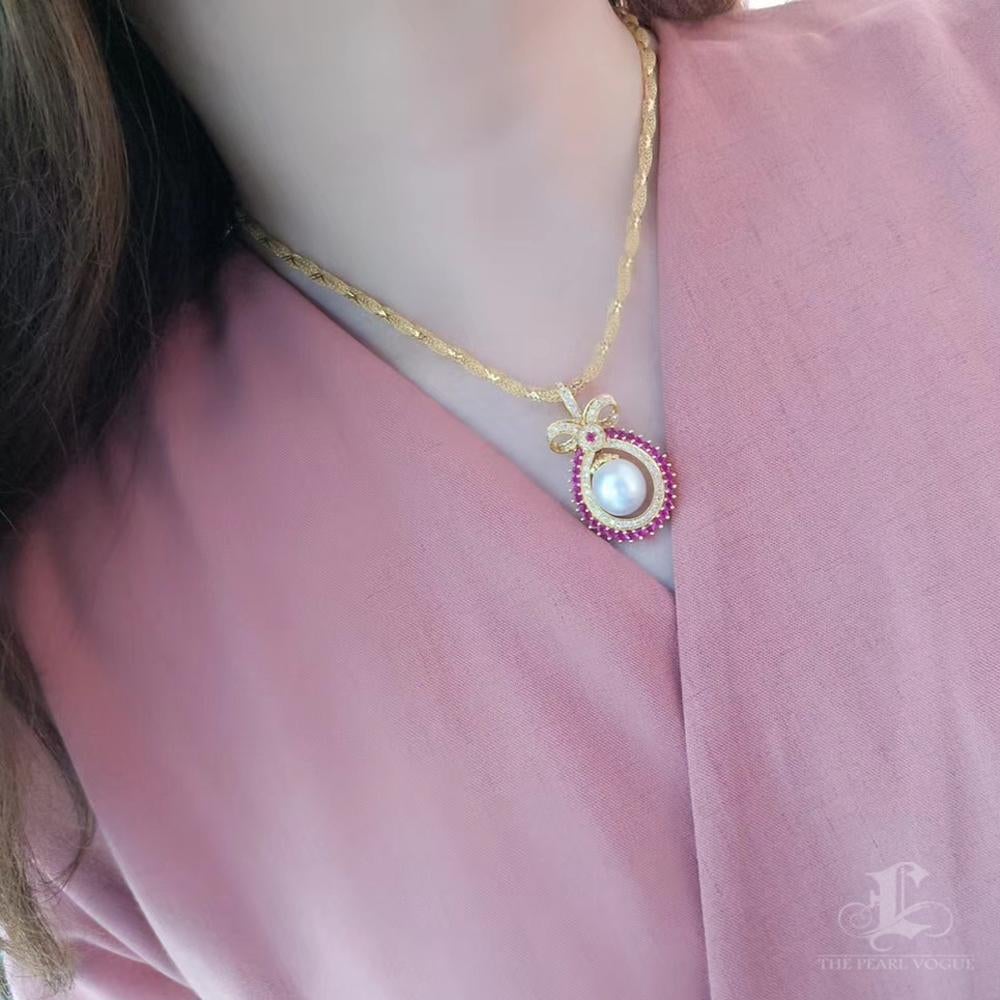 【Corona Resplandor】Regal Bow Aurora South Sea Pearl Ruby Diamond Pendant Sin cortar en venta