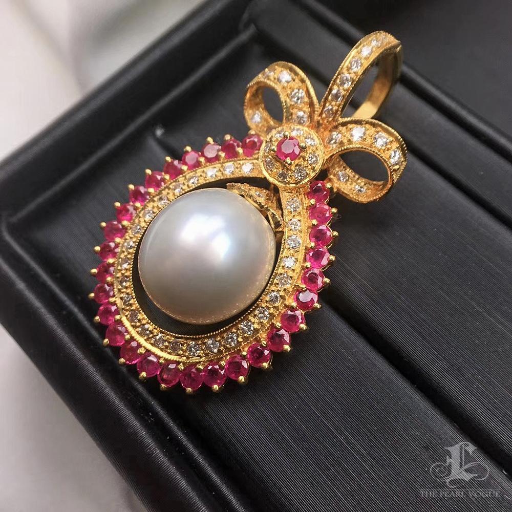【Corona Resplandor】Regal Bow Aurora South Sea Pearl Ruby Diamond Pendant en Nuevo estado para la venta en New York, NY