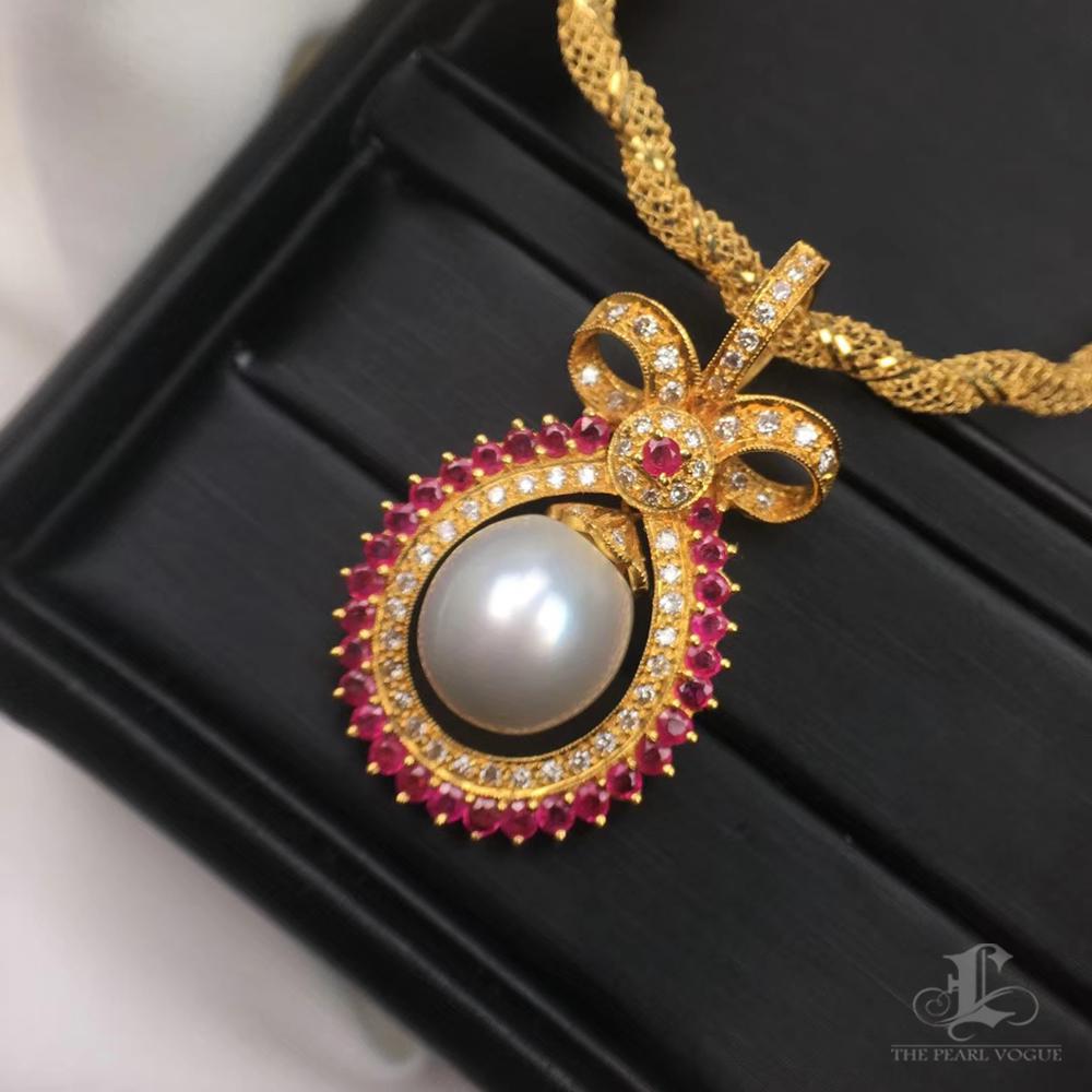 【Corona Resplandor】Regal Bow Aurora South Sea Pearl Ruby Diamond Pendant en venta 2