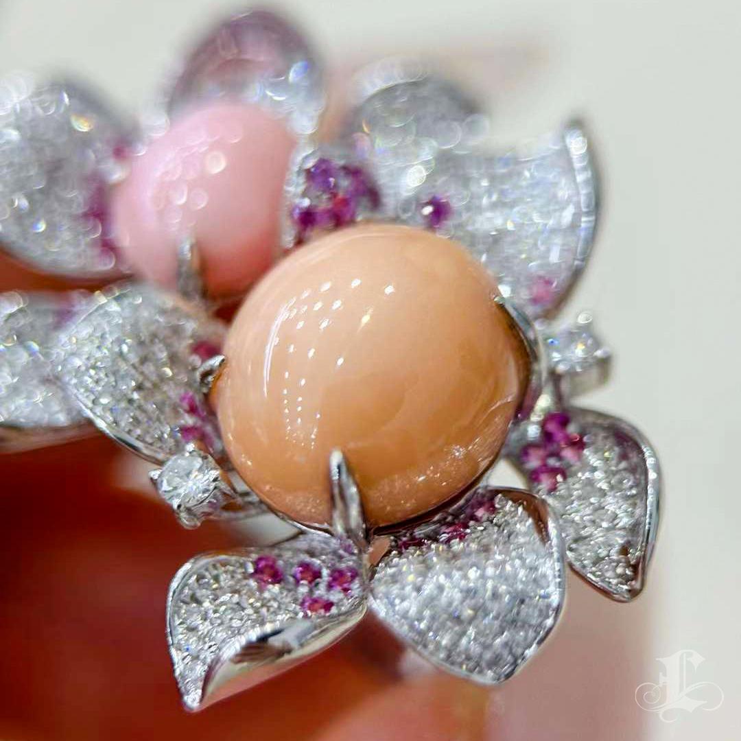 【Conchéa】Bague fleurie en perles de conque du jardin du crépuscule - 11.02ct Neuf à New York, NY