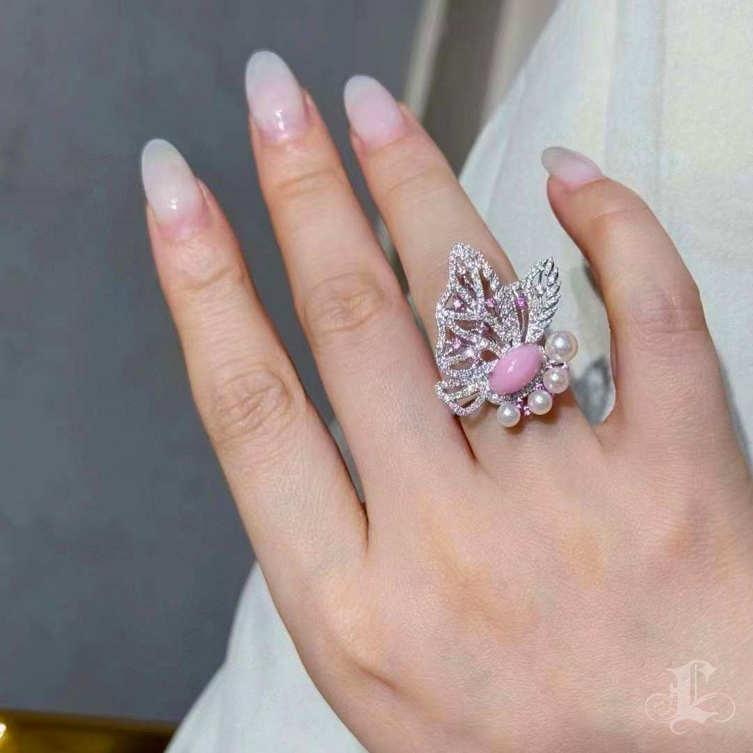 Ispirato alla grazia di una farfalla in volo, questo anello scultoreo presenta una perla conchiglia rosa chiaro da 2,18 carati accentata da un delicato grappolo di perle Akoya e oltre 1,08 carati di diamanti. La perla mostra una fiamma morbida e una