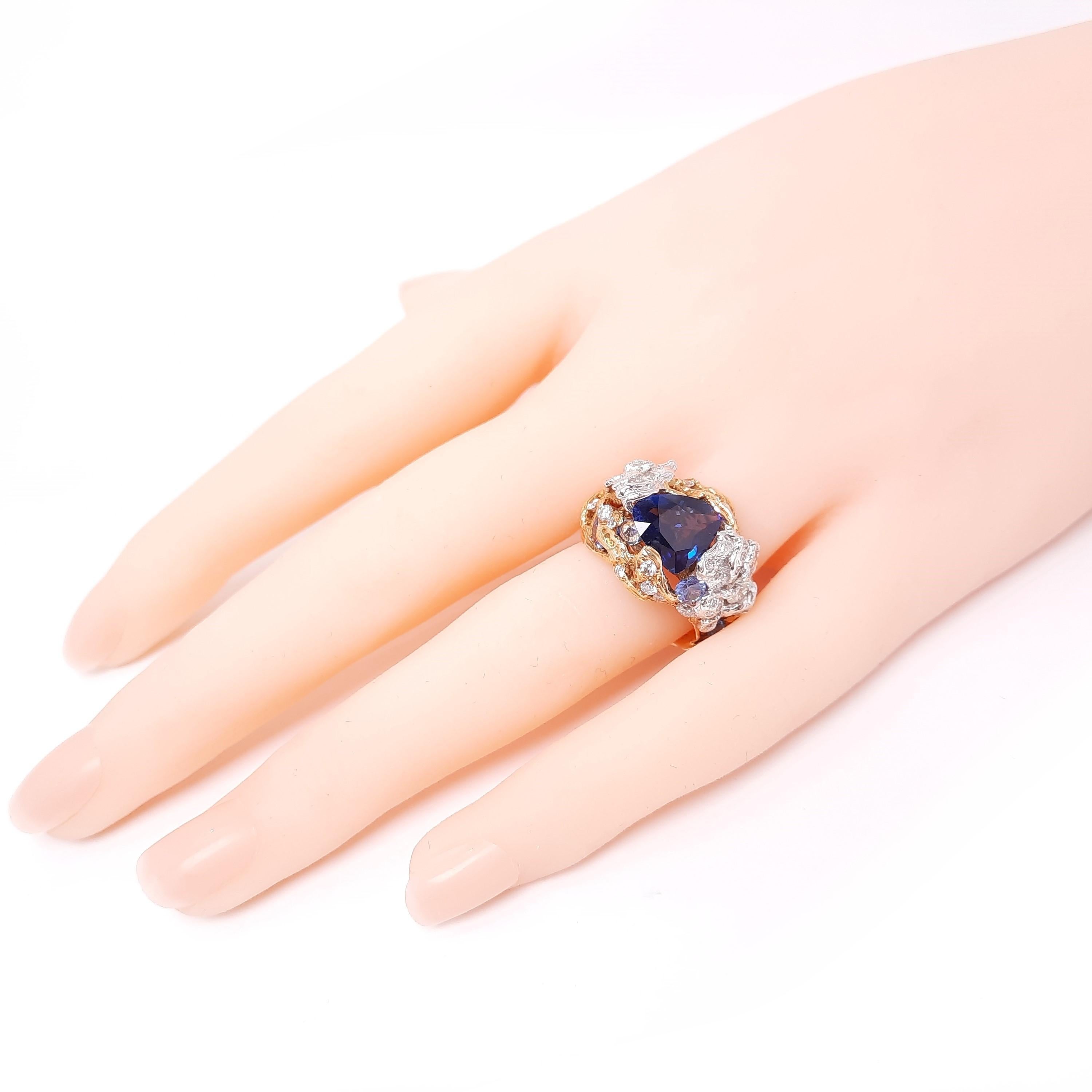 Women's 18K Gold Diamond Sapphire Handmade Ring For Sale