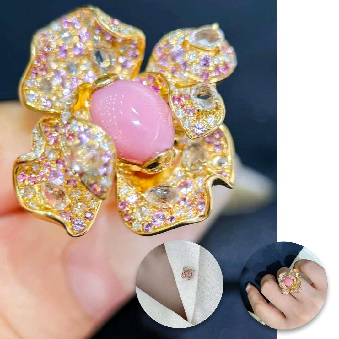 Obra maestra de poética forma y función, esta exquisita joya 3 en 1 se transforma a la perfección entre broche, colgante y anillo, revelando cada uno una faceta distinta de su radiante personalidad.
En su corazón yace una rara perla de concha Rosa