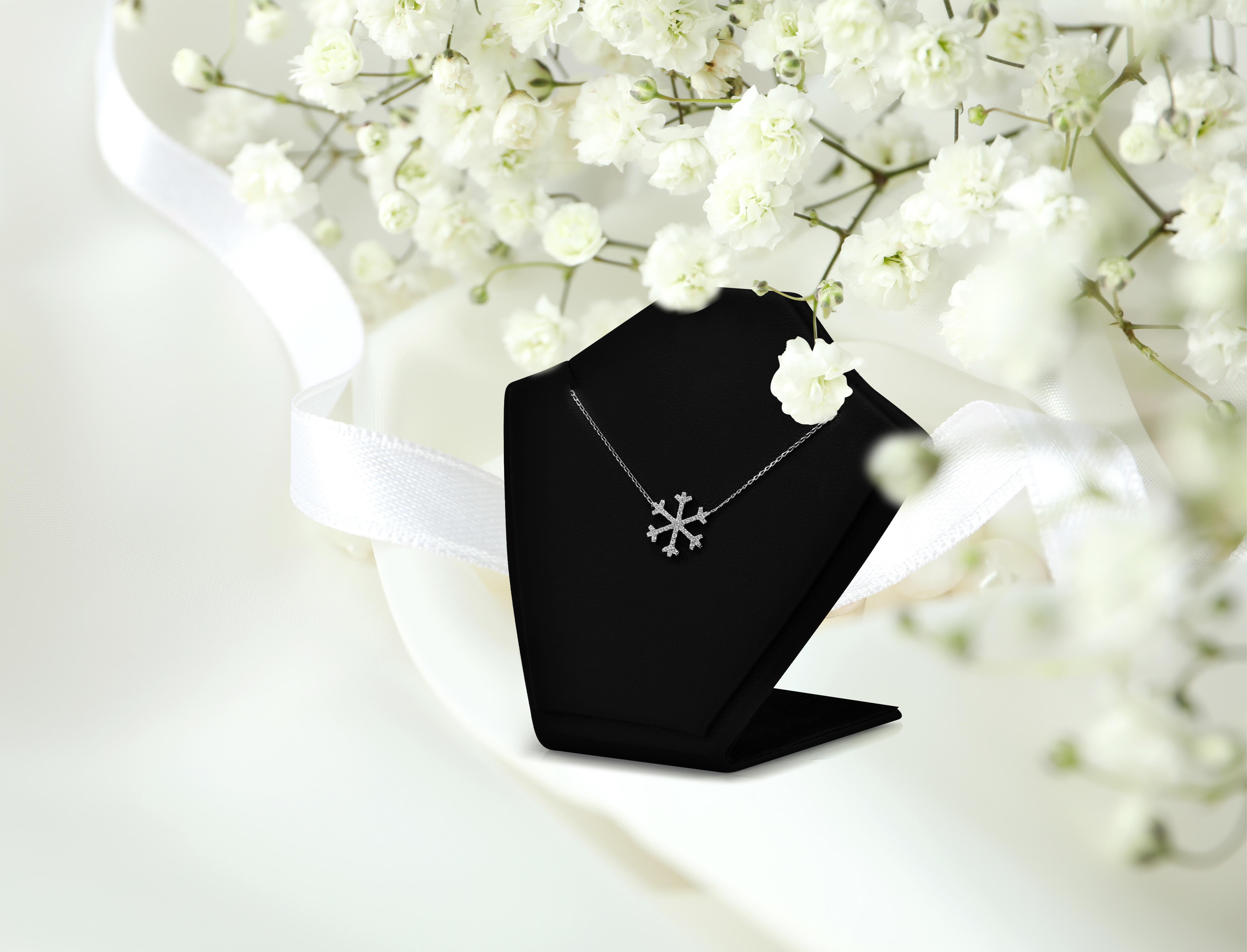 18k Gold Diamond Snowflake Necklace Winter Snowflake Christmas Gift For Sale 4