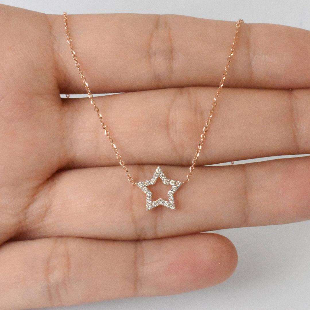 Diamond Star Necklace ist aus 18K massivem Gold in drei Farben erhältlich, Weißgold / Rose Gold / Gelbgold.

Leichter und wunderschöner echter runder Diamant im Naturschliff. Jeder Diamant wird von mir von Hand ausgewählt, um die Qualität zu