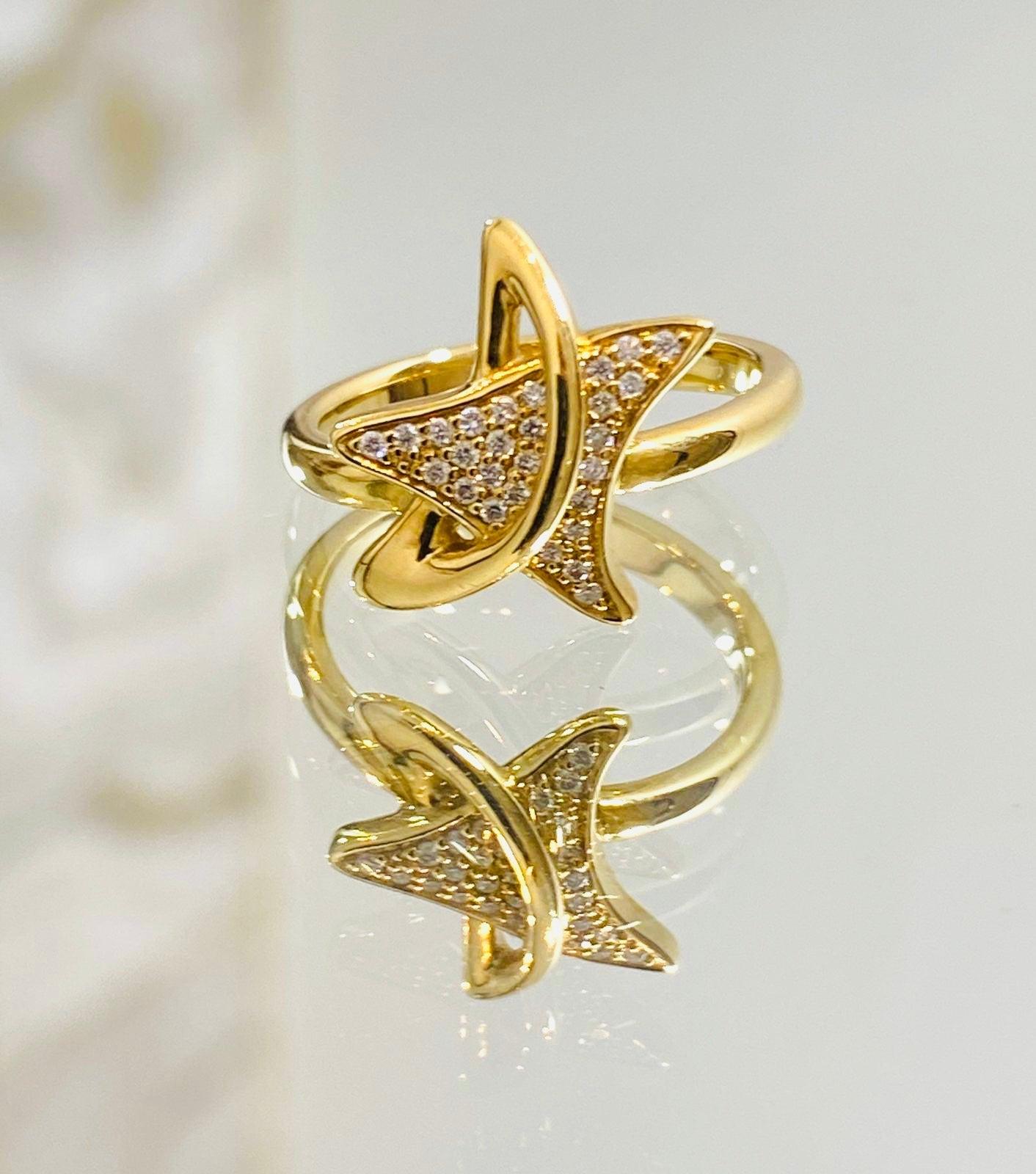 18k Gold & Diamant Stern Ring.

Sternförmiges Design, besetzt mit weißen Brillanten. 18 Karat Gelbgold.

Zusätzliche Informationen:
Größe - 52EU
Zustand - Sehr gut (leichte Kratzer)
Zusammensetzung - Diamant, 18k Gold
Mitgeliefert - Eine Box