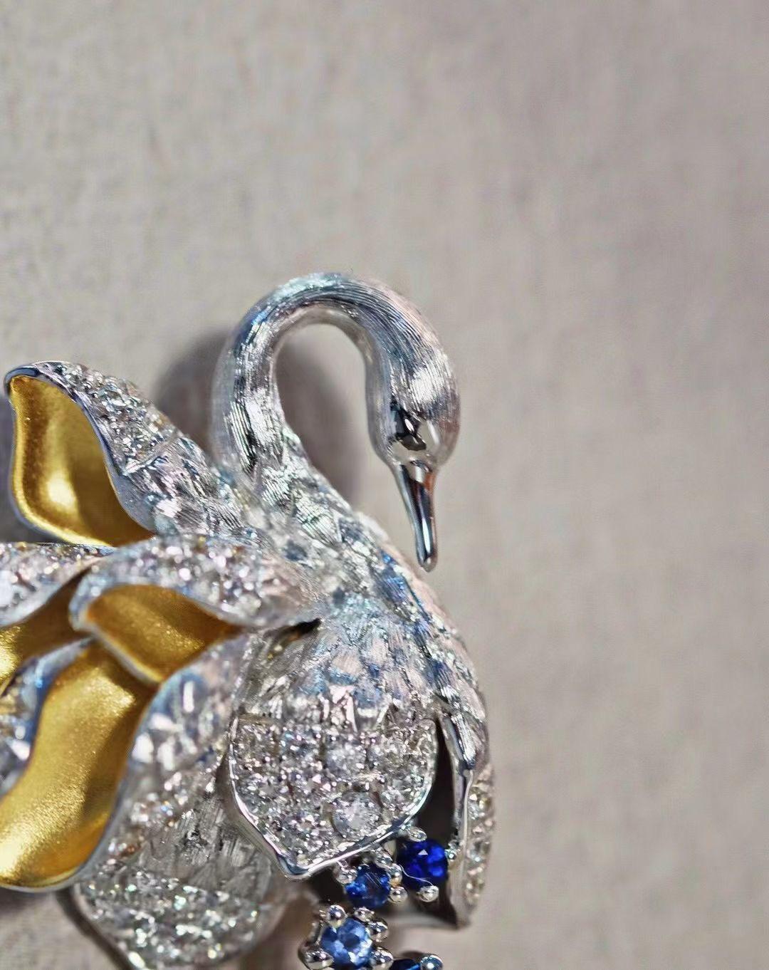 18K Gold Diamond Swan Brooch/Pendant with Yellow Sapphire and Blue Sapphire In New Condition For Sale In Kowloon, HK