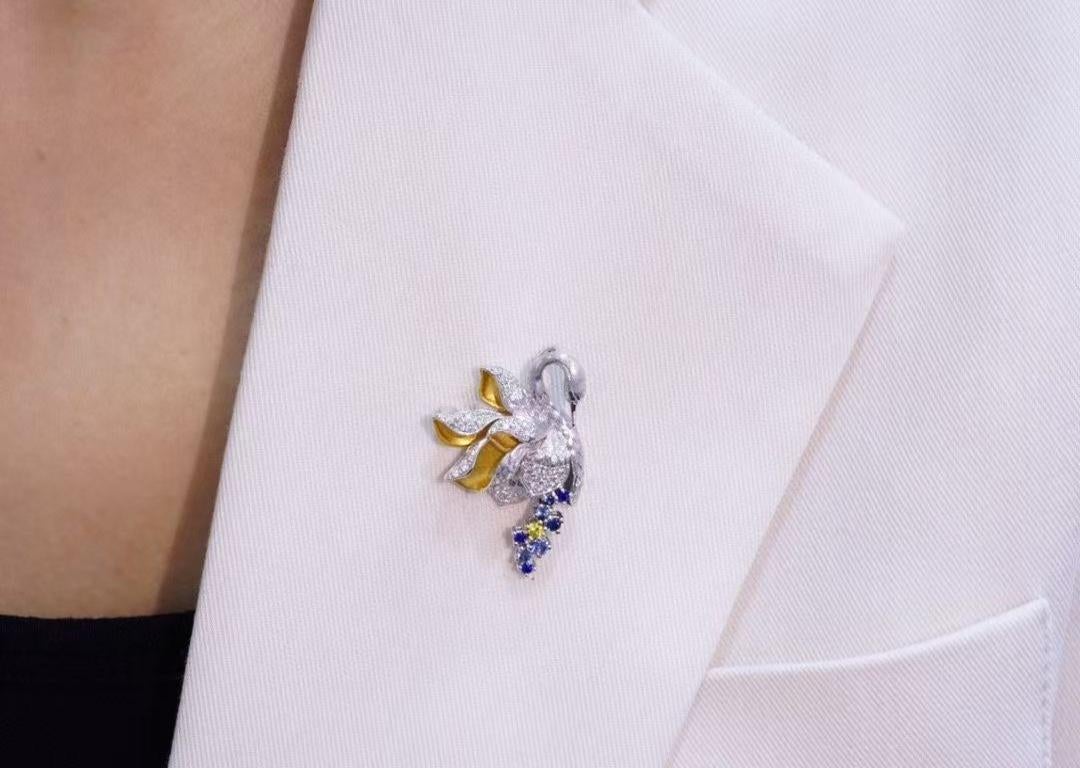 18K Gold Diamond Swan Brooch/Pendant with Yellow Sapphire and Blue Sapphire For Sale 1