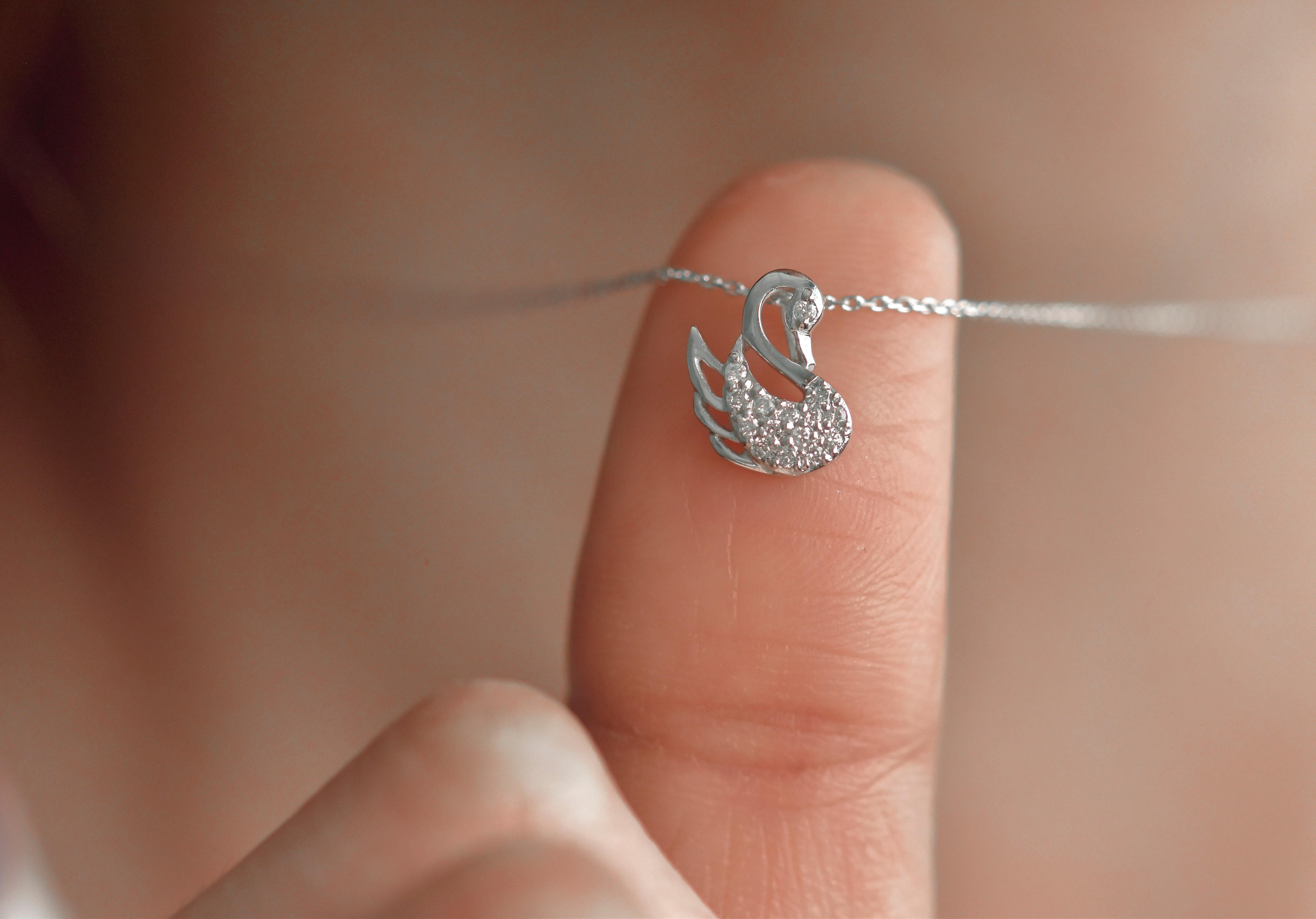 Collier Swan en or 18 carats Collier Lucky Swan Minimal en diamants en vente 1