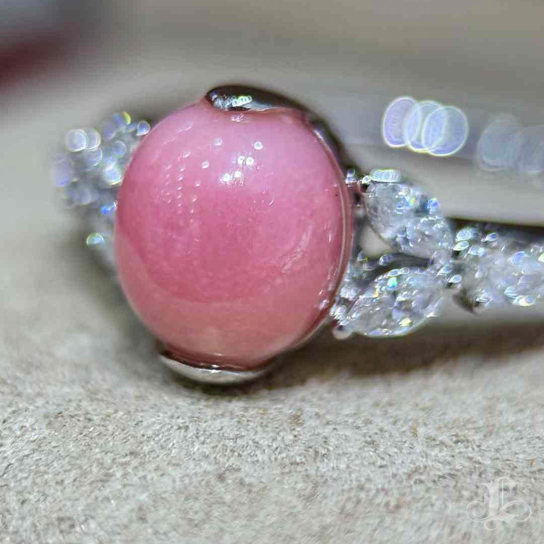 【Conchéa】Flame Petal Bloom Conch Pearl & Diamond Ring — 2.8ct In New Condition For Sale In New York, NY