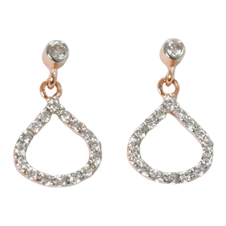 Diamantene Teardrop-Ohrstecker aus 18k Roségold, Gelbgold und Weißgold.

Diese zierlichen Ohrstecker sind aus massivem 18-karätigem Gold gefertigt und mit glänzenden, rund geschliffenen Naturdiamanten besetzt, die in unserem Studio von Meisterhand