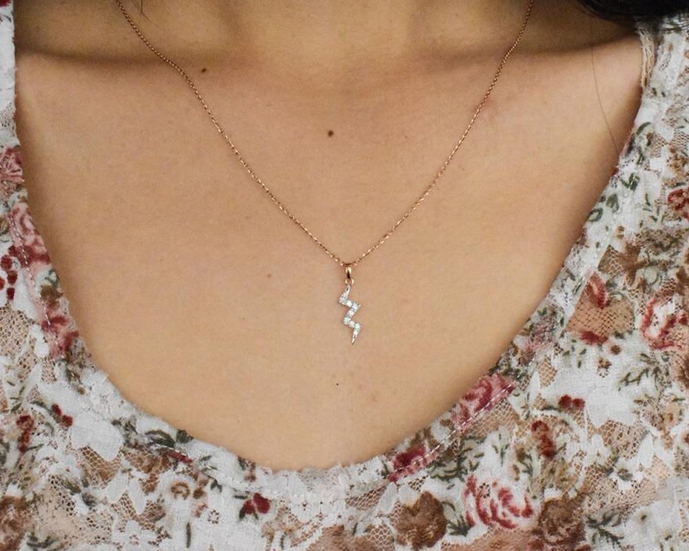 18k Gold Diamond Thunderbolt Necklace Diamond Lightening Tiny Bolt Necklace In New Condition For Sale In Bangkok, TH