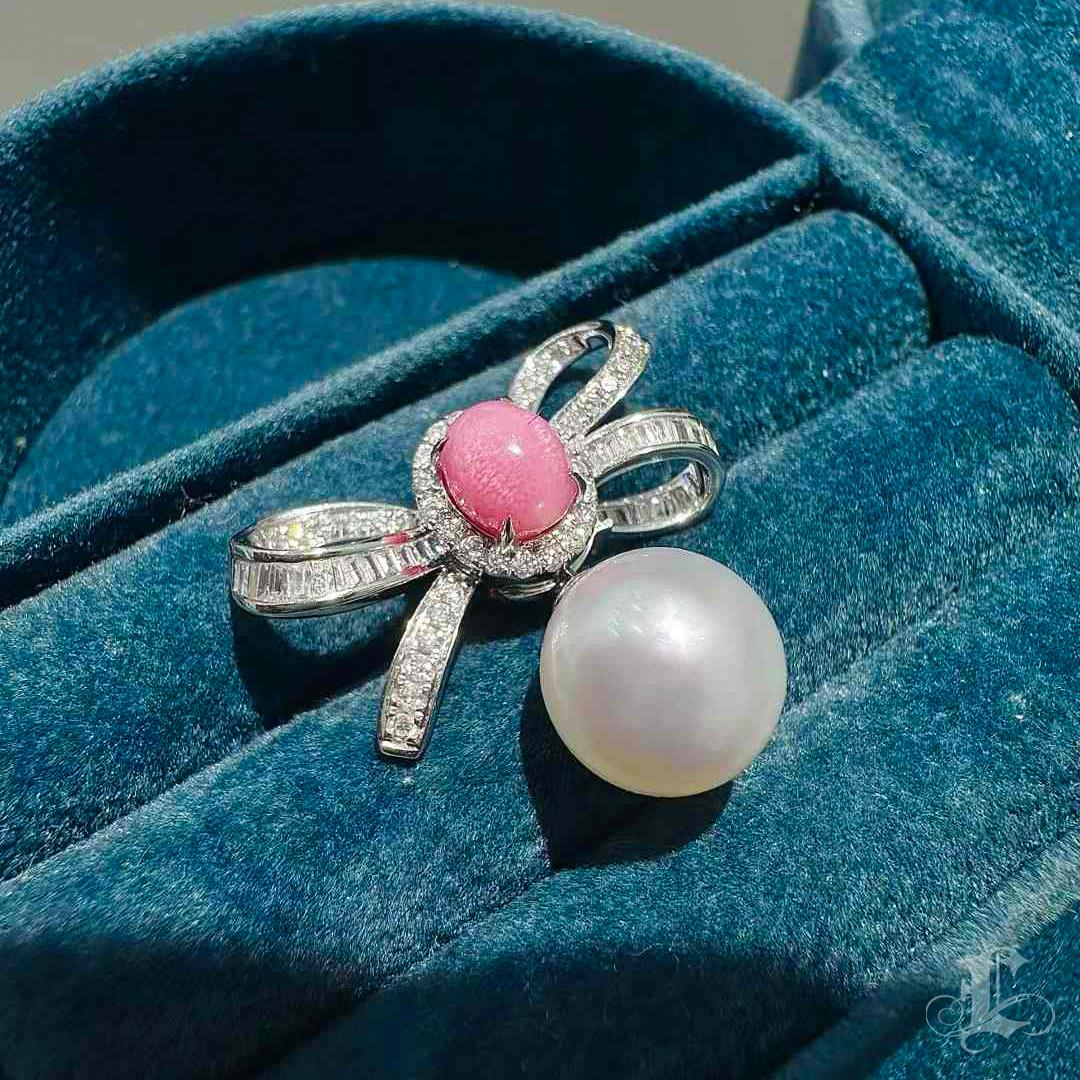 Conchéa】 Gioiello di perle Akoya e conchiglia convertibile a 4 vie Ribbon Bloom - 1,39ct in vendita 4