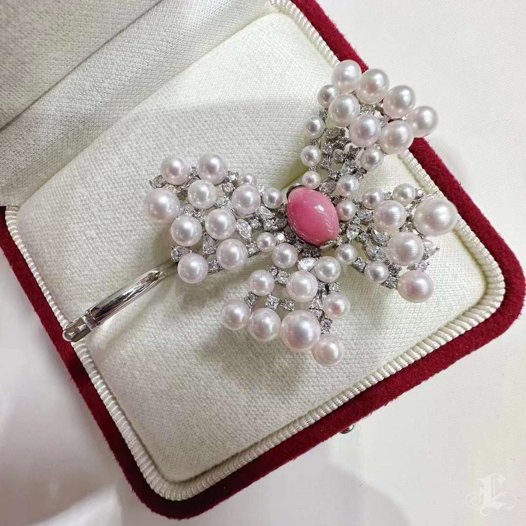 Con una grazia celestiale, questo Jewell convertibile presenta una perla conchiglia rosa fenicottero incastonata nel cuore di una composizione floreale a stella, circondata da luminose perle Akoya e accenti di diamanti.
Il design a tre vie si