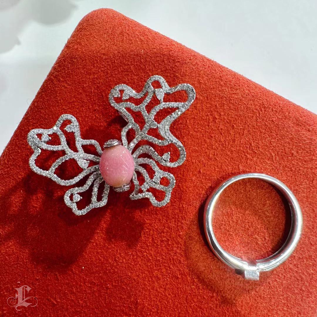 【Conchéa】Enchanted Bow Convertible 3-Way Conch Perlen Jewell - 2.3ct (Ungeschliffen) im Angebot