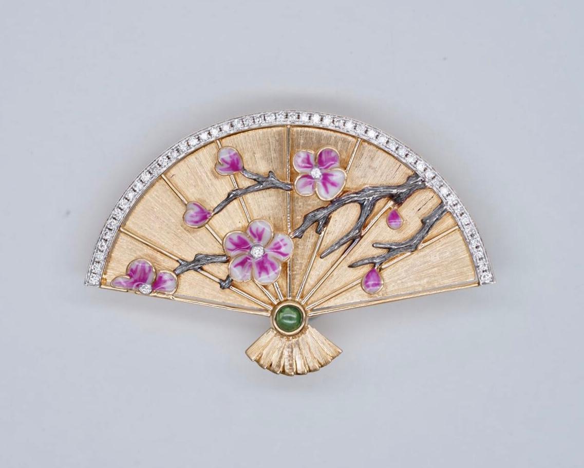 Colgante Broche Esmaltado Abanico Chino Oro 18K Diamante y Tsavorita Corte redondo en venta