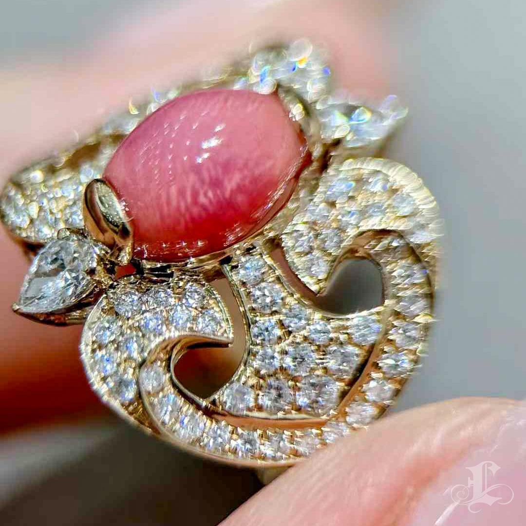 【Conchéa】Flaming Grace Vintage Conch Pearl & Diamond Ring — 1.65ct In New Condition For Sale In New York, NY