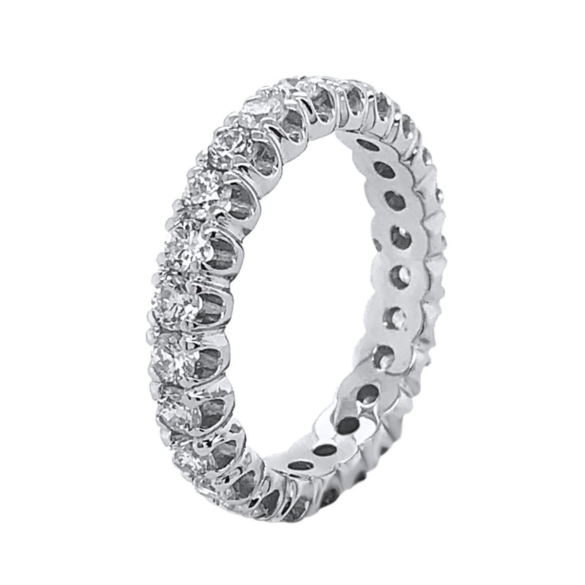 18 Karat Gold Diamond Wedding Band Ring In Excellent Condition For Sale In New York, NY